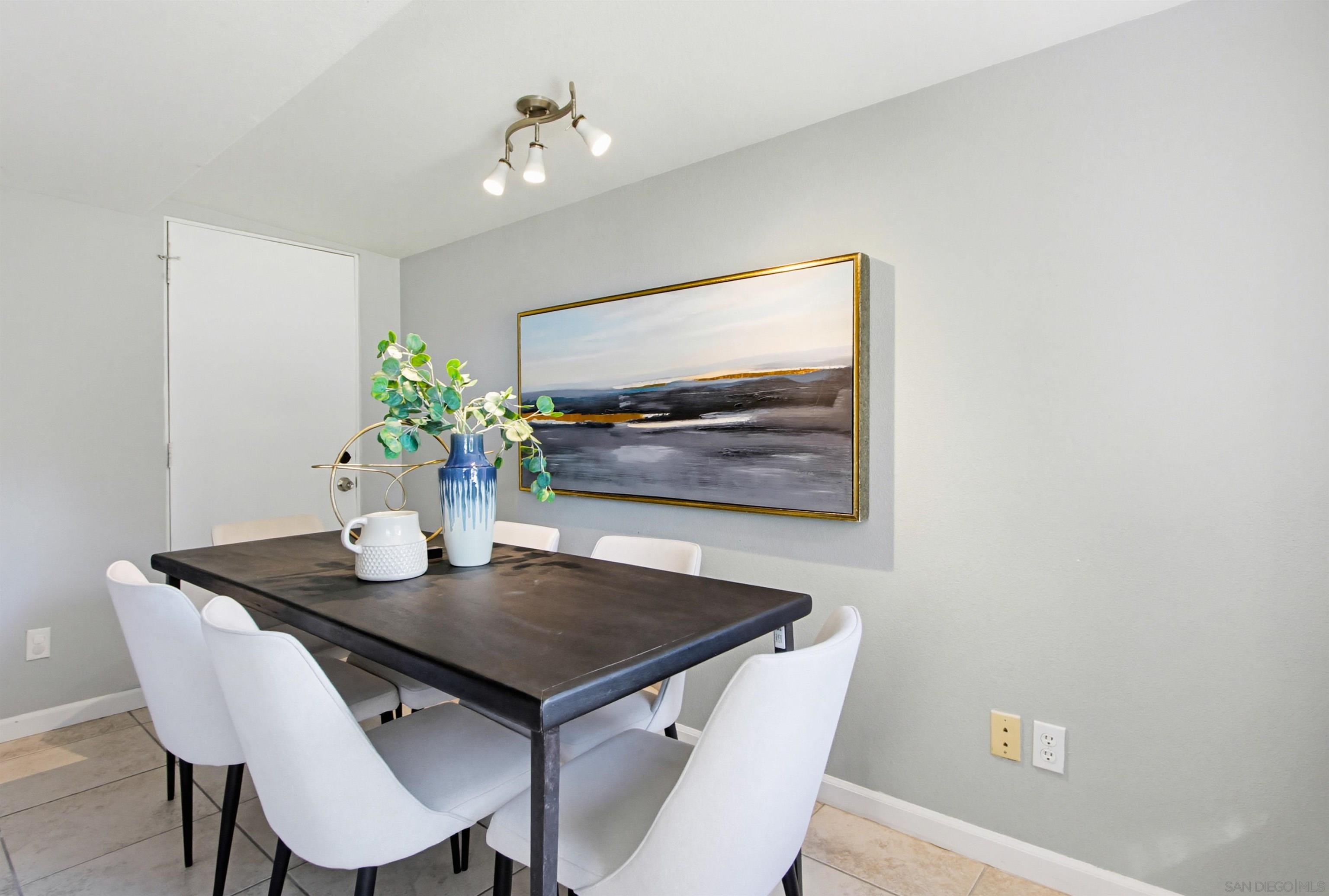 Detail Gallery Image 11 of 42 For 810  Anns Way, Vista,  CA 92083 - 4 Beds | 3 Baths