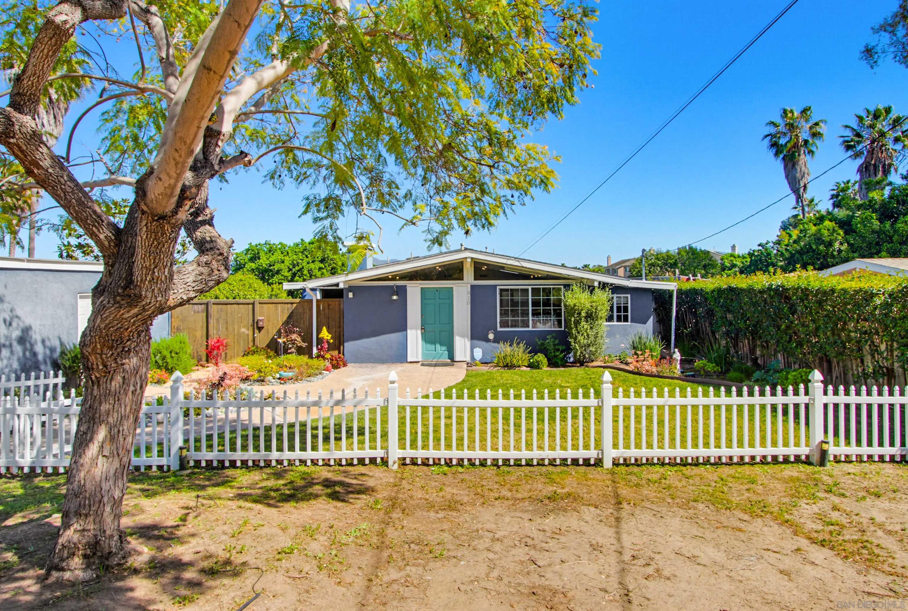 Detail Gallery Image 3 of 42 For 810  Anns Way, Vista,  CA 92083 - 4 Beds | 3 Baths