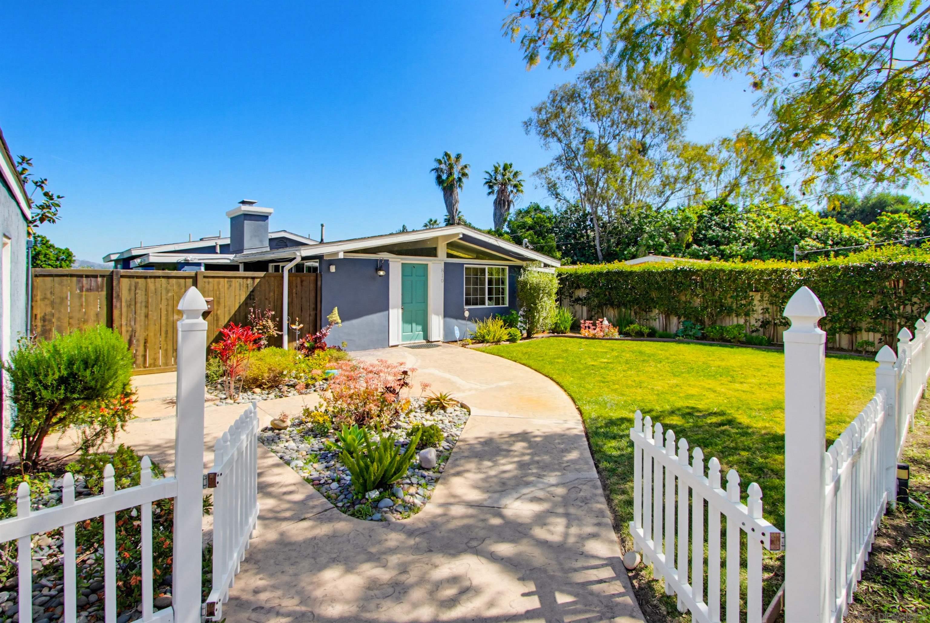 Detail Gallery Image 4 of 42 For 810  Anns Way, Vista,  CA 92083 - 4 Beds | 3 Baths