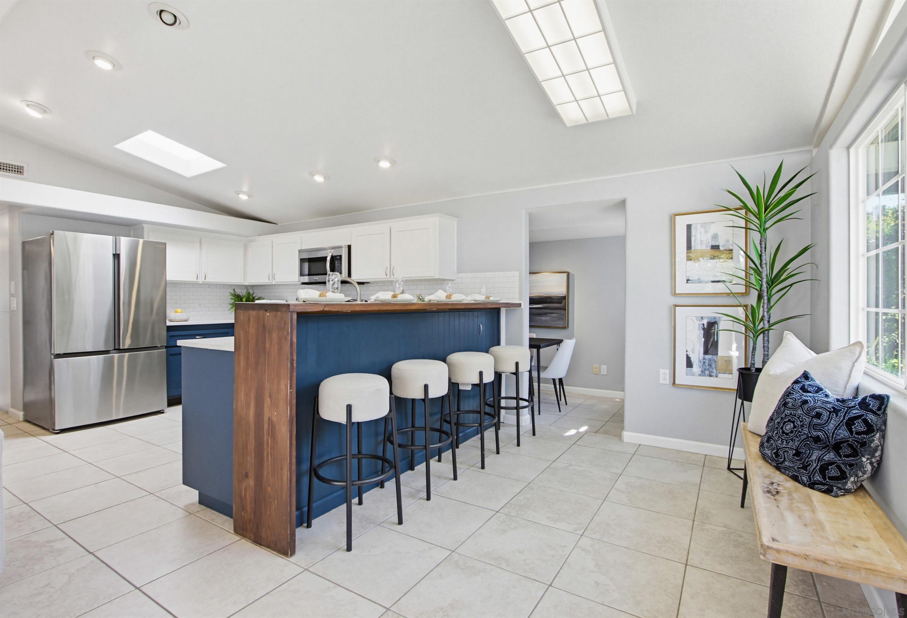 Detail Gallery Image 7 of 42 For 810  Anns Way, Vista,  CA 92083 - 4 Beds | 3 Baths