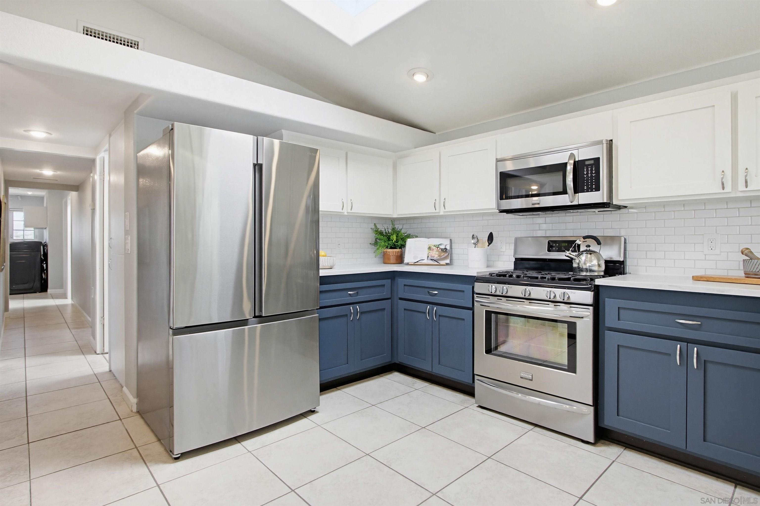 Detail Gallery Image 8 of 42 For 810  Anns Way, Vista,  CA 92083 - 4 Beds | 3 Baths