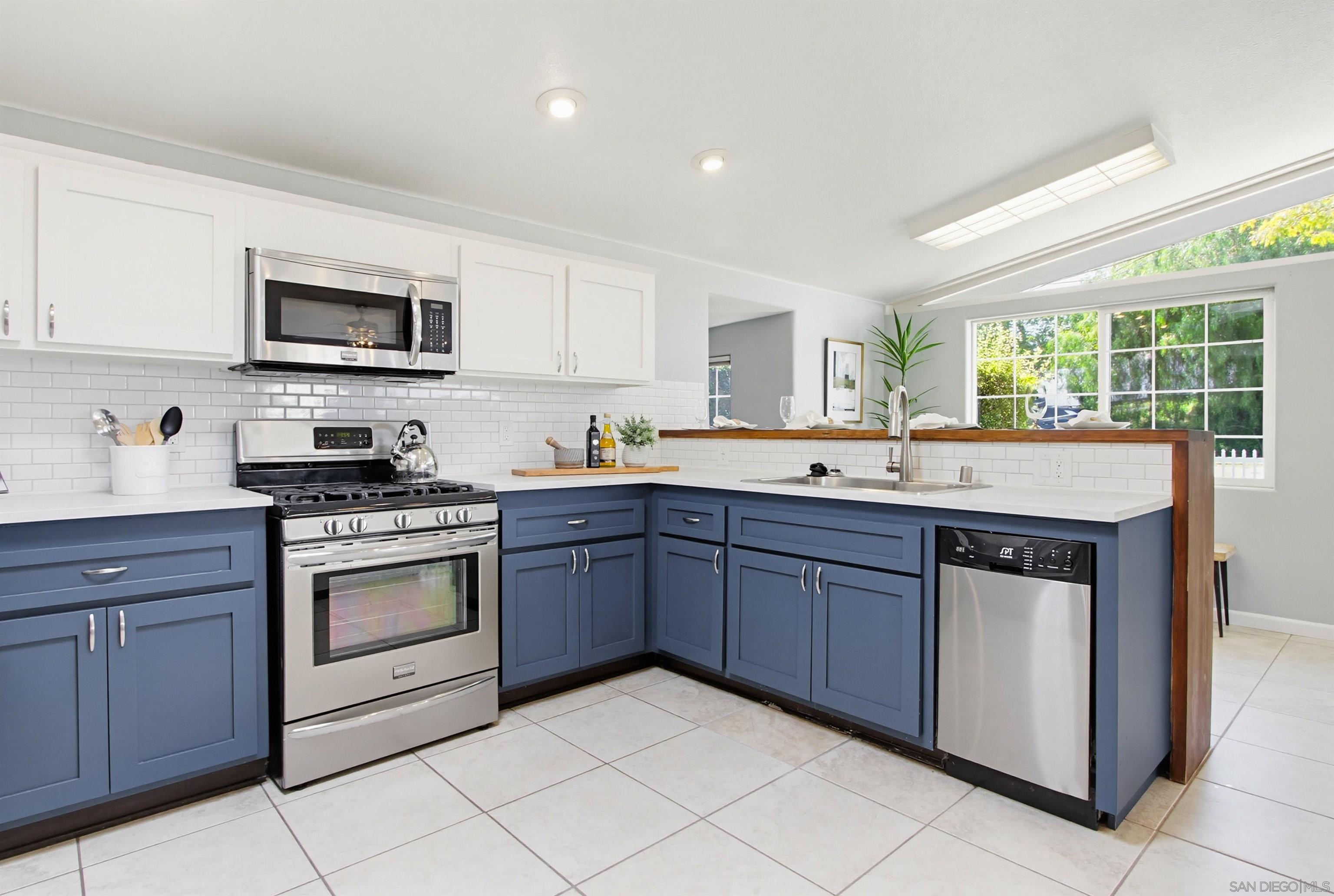 Detail Gallery Image 9 of 42 For 810  Anns Way, Vista,  CA 92083 - 4 Beds | 3 Baths