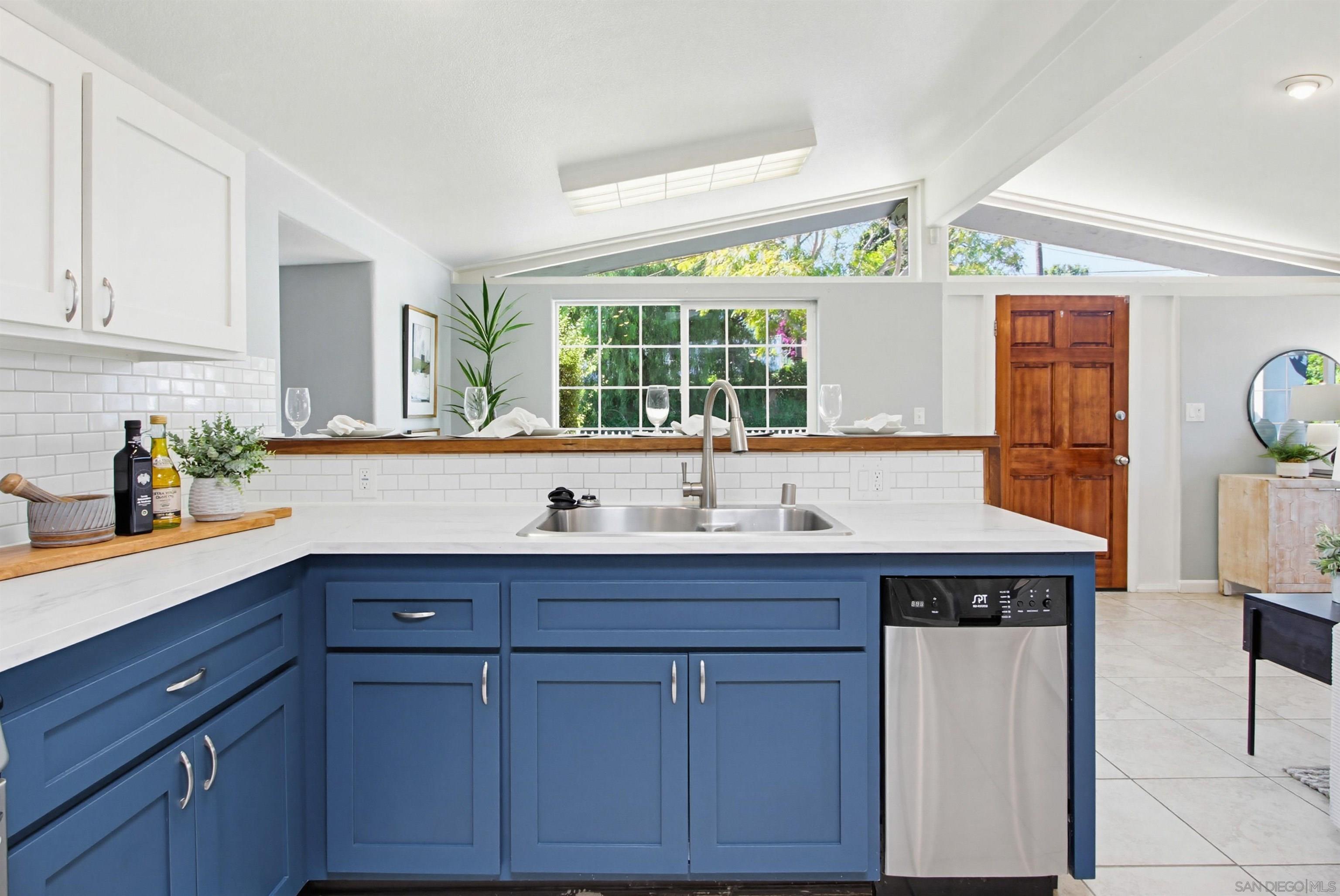 Detail Gallery Image 10 of 42 For 810  Anns Way, Vista,  CA 92083 - 4 Beds | 3 Baths