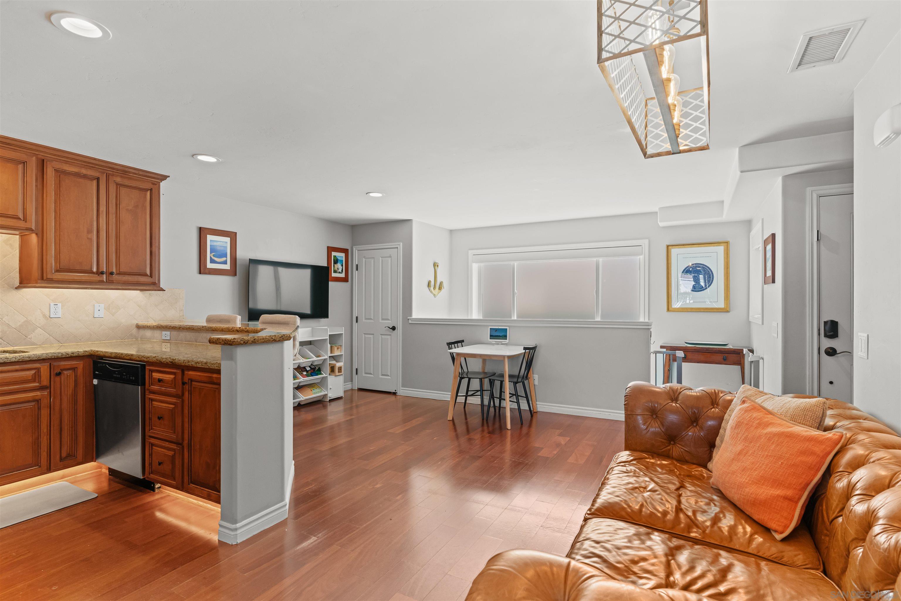 Detail Gallery Image 11 of 54 For 4083  Lamont Street, San Diego,  CA 92109 - 3 Beds | 3 Baths