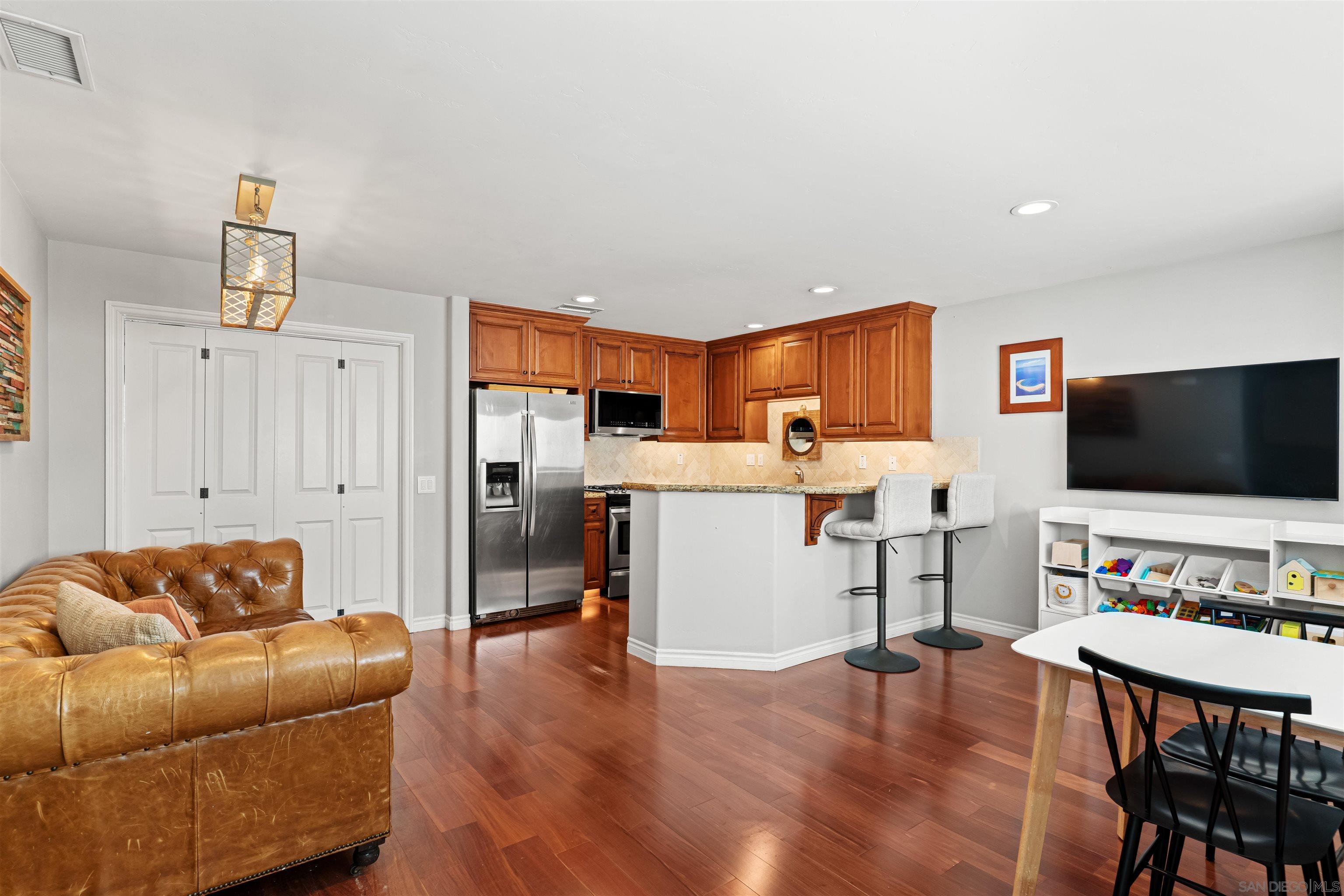 Detail Gallery Image 8 of 54 For 4083  Lamont Street, San Diego,  CA 92109 - 3 Beds | 3 Baths