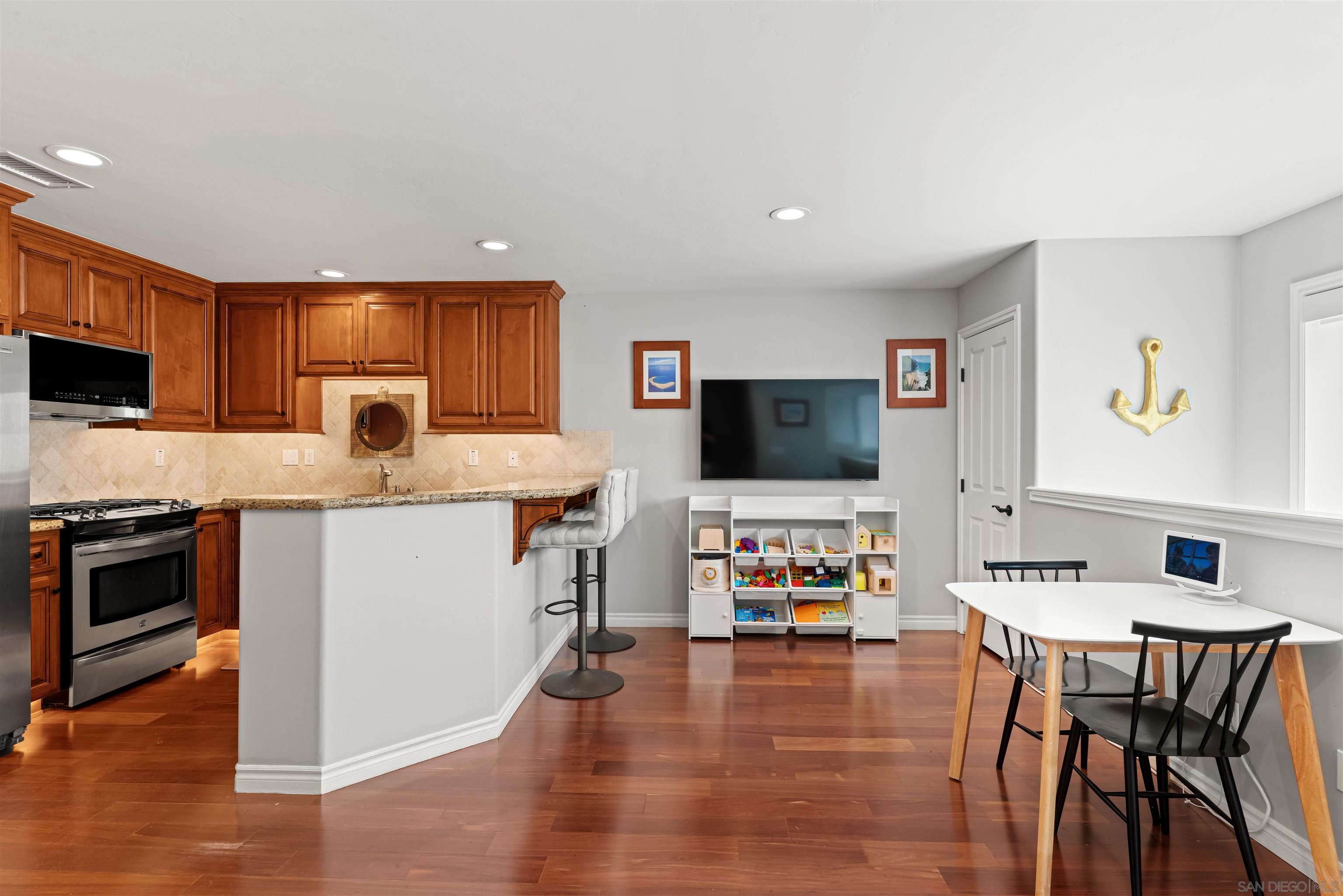 Detail Gallery Image 9 of 54 For 4083  Lamont Street, San Diego,  CA 92109 - 3 Beds | 3 Baths