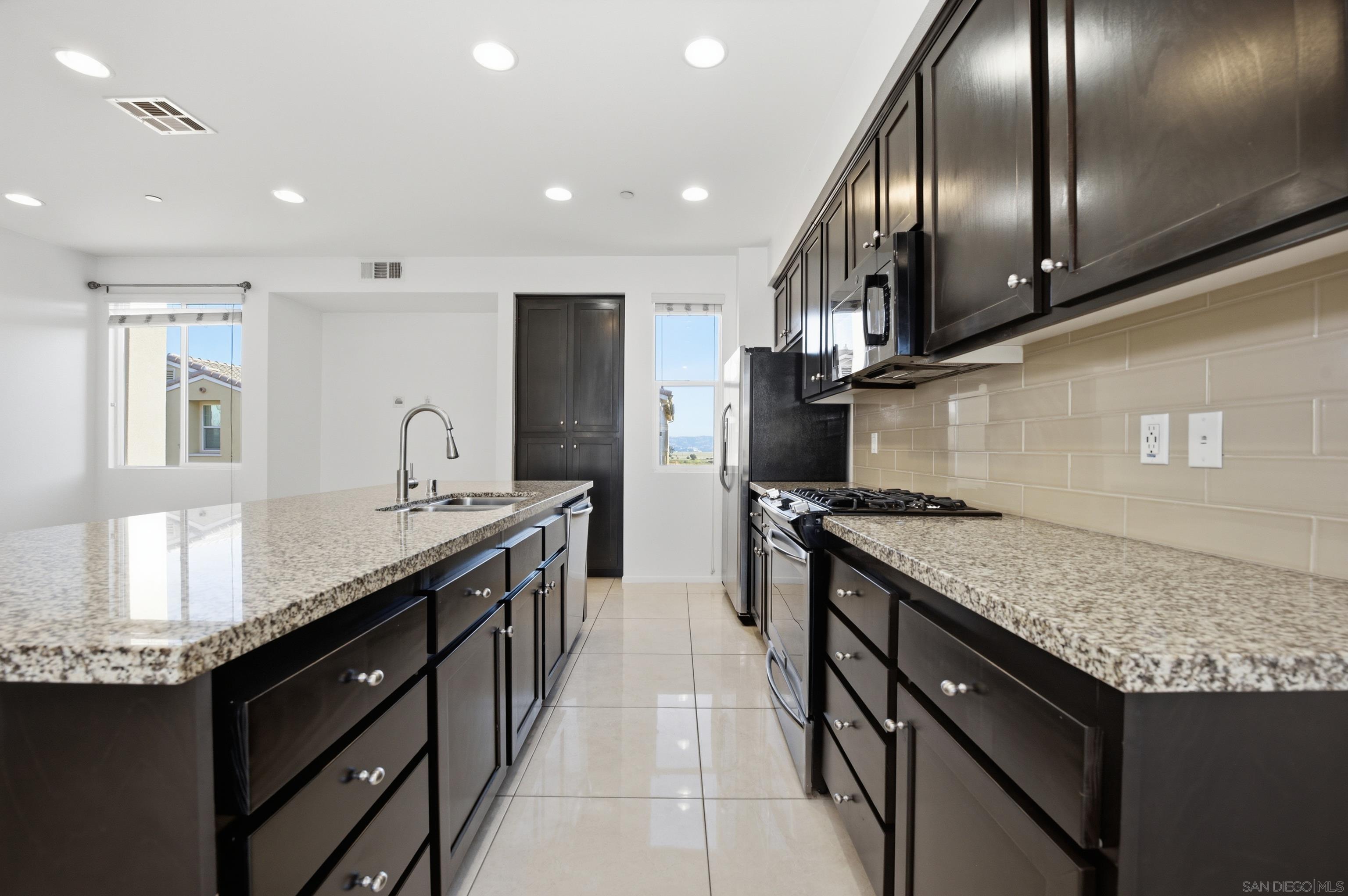 Detail Gallery Image 10 of 34 For 5432  San Roberto, San Diego,  CA 92154 - 3 Beds | 2/2 Baths