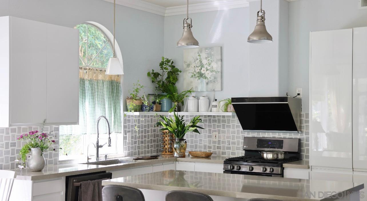 Detail Gallery Image 5 of 38 For 5135  Caminito Exquisito, San Diego,  CA 92130 - 3 Beds | 2 Baths