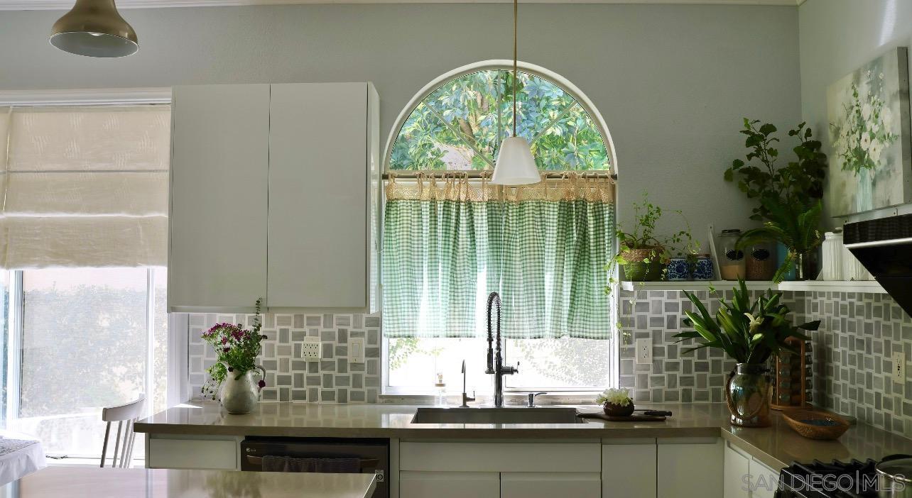 Detail Gallery Image 10 of 49 For 5135  Caminito Exquisito, San Diego,  CA 92130 - 3 Beds | 2 Baths