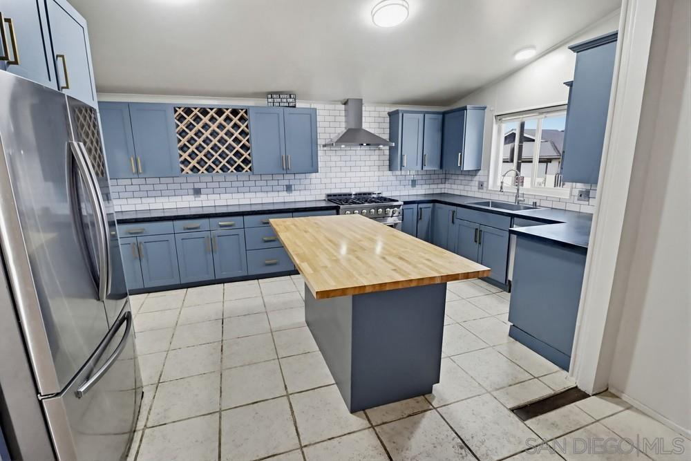 Detail Gallery Image 4 of 48 For 611  via Santa Paulo, Vista,  CA 92081 - 3 Beds | 2 Baths