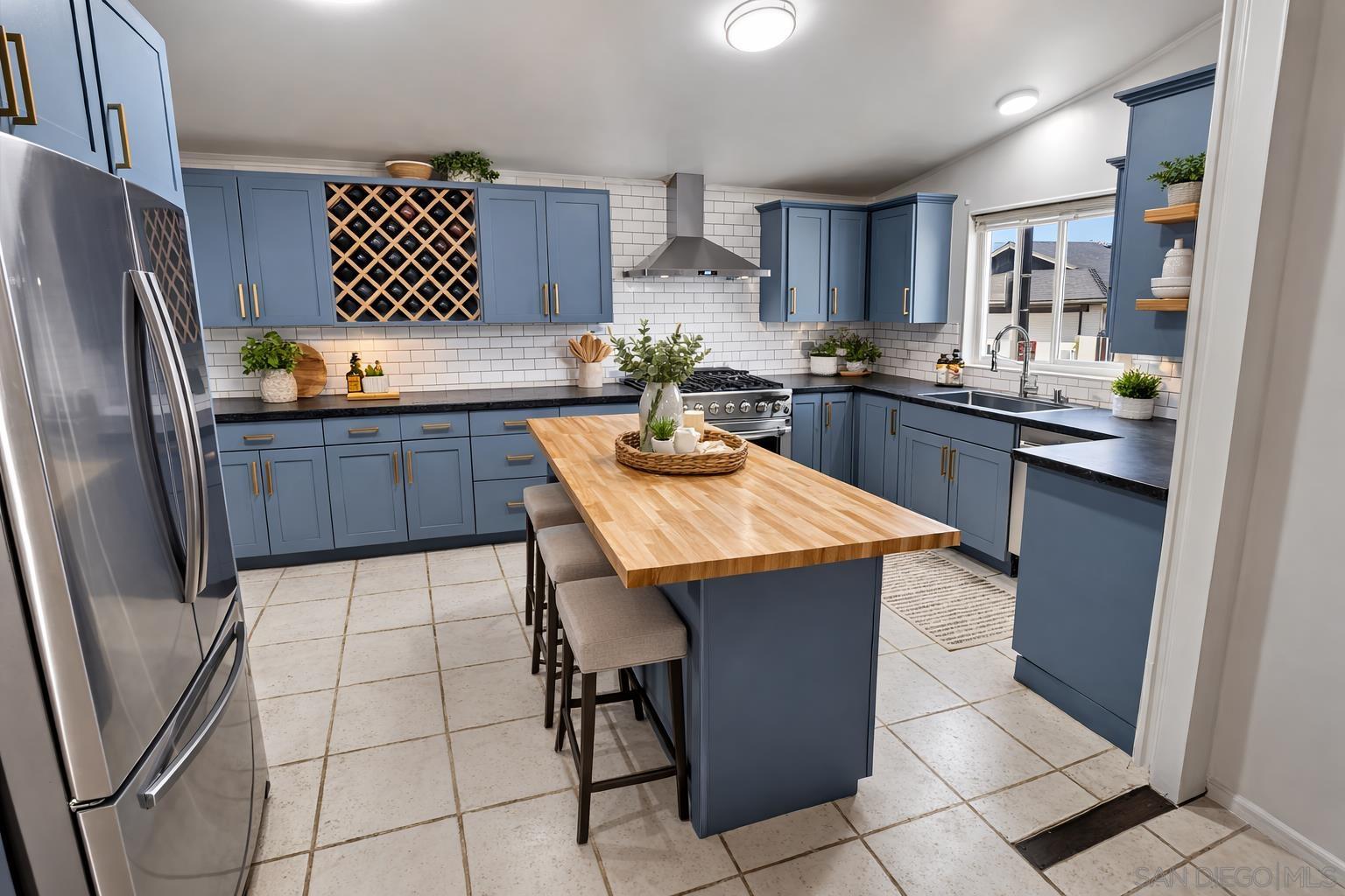 Detail Gallery Image 5 of 48 For 611  via Santa Paulo, Vista,  CA 92081 - 3 Beds | 2 Baths