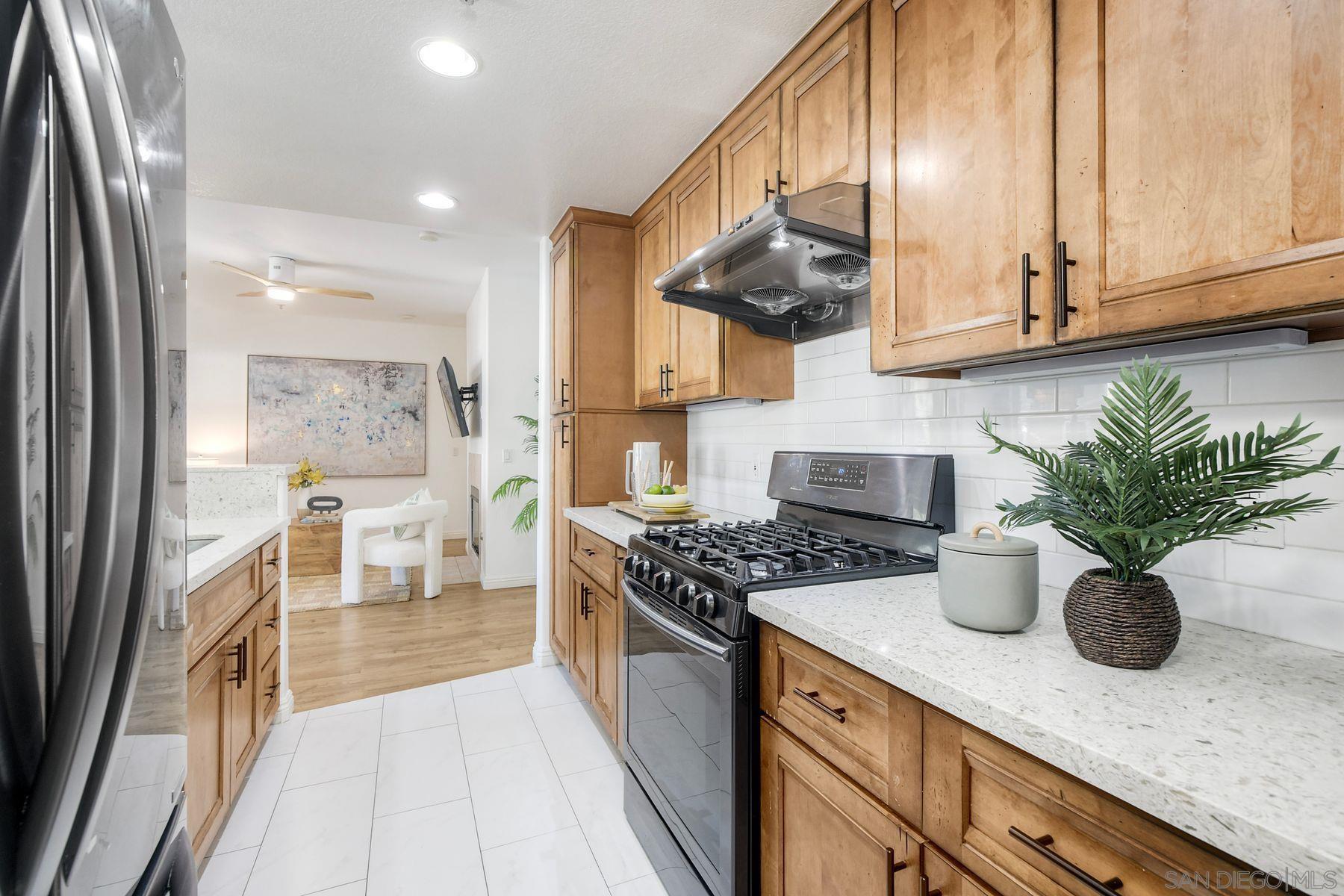 Detail Gallery Image 20 of 26 For 13009  Evening Creek Dr S  #10,  San Diego,  CA 92128 - 2 Beds | 2/1 Baths