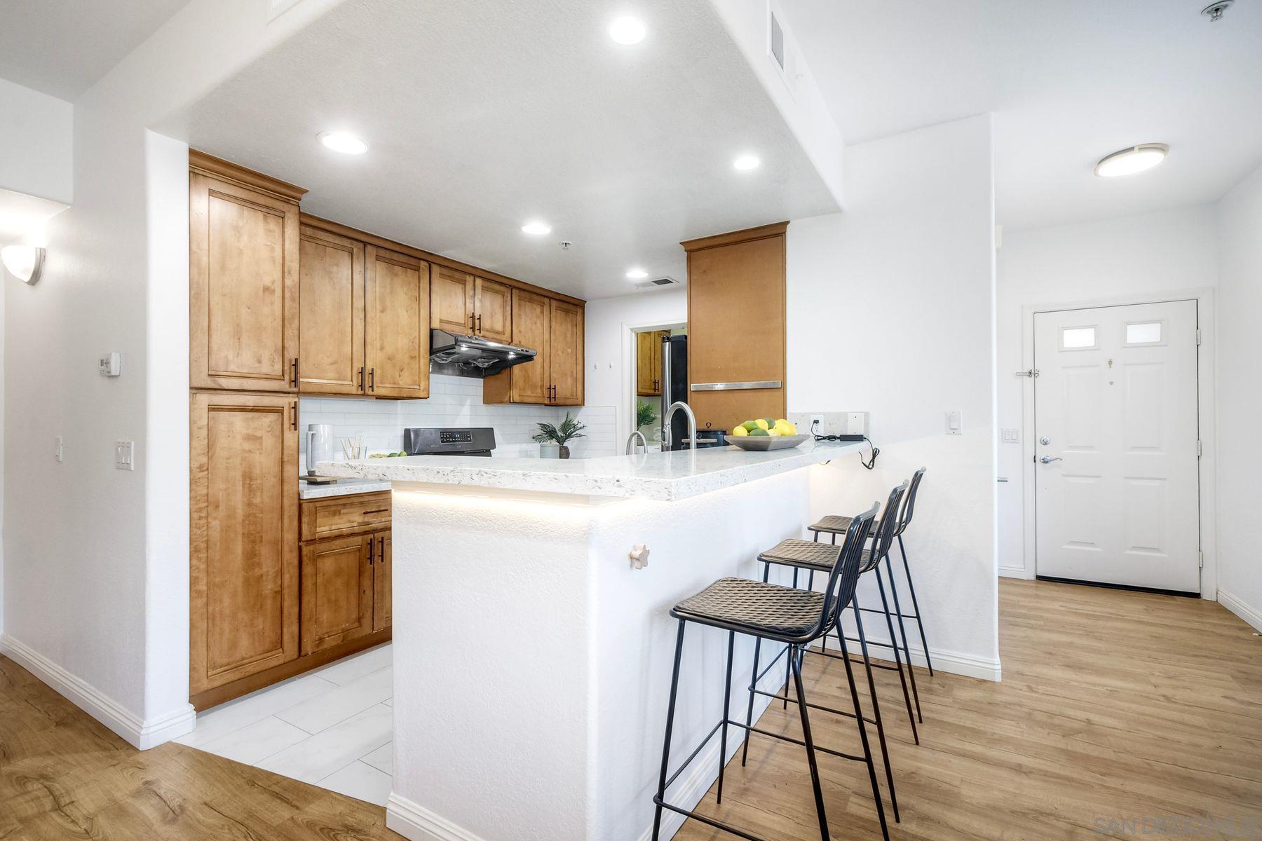 Detail Gallery Image 3 of 26 For 13009  Evening Creek Dr S  #10,  San Diego,  CA 92128 - 2 Beds | 2/1 Baths