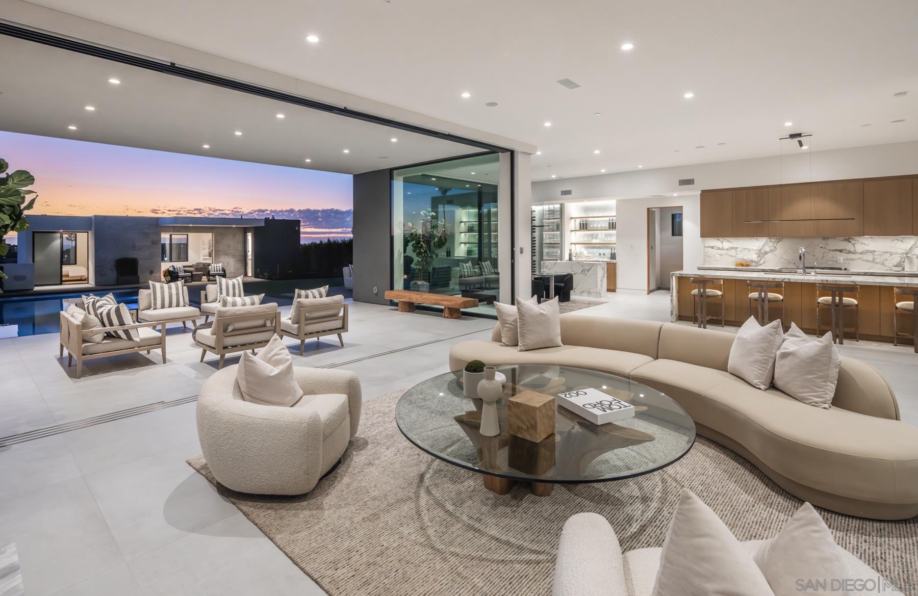 Detail Gallery Image 12 of 47 For 521 S Rios Ave, Solana Beach,  CA 92075 - 7 Beds | 6/4 Baths