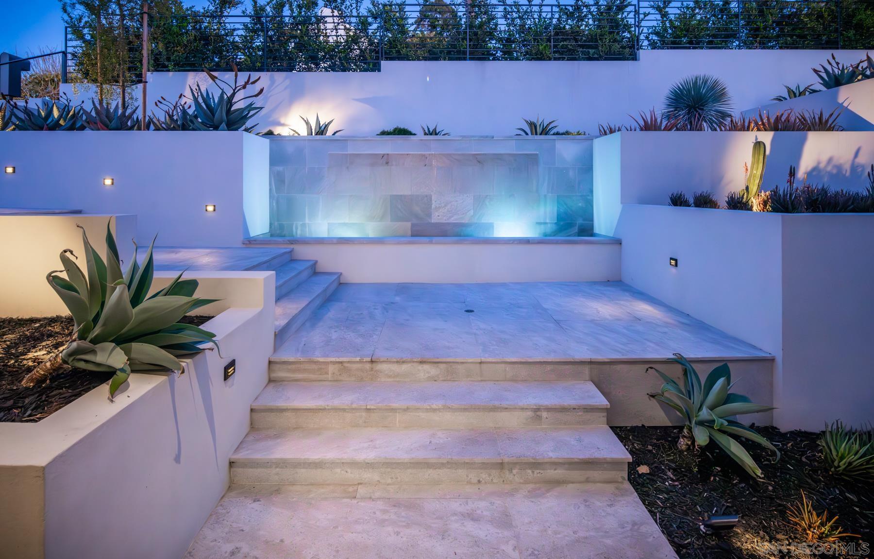 Detail Gallery Image 8 of 47 For 521 S Rios Ave, Solana Beach,  CA 92075 - 7 Beds | 6/4 Baths