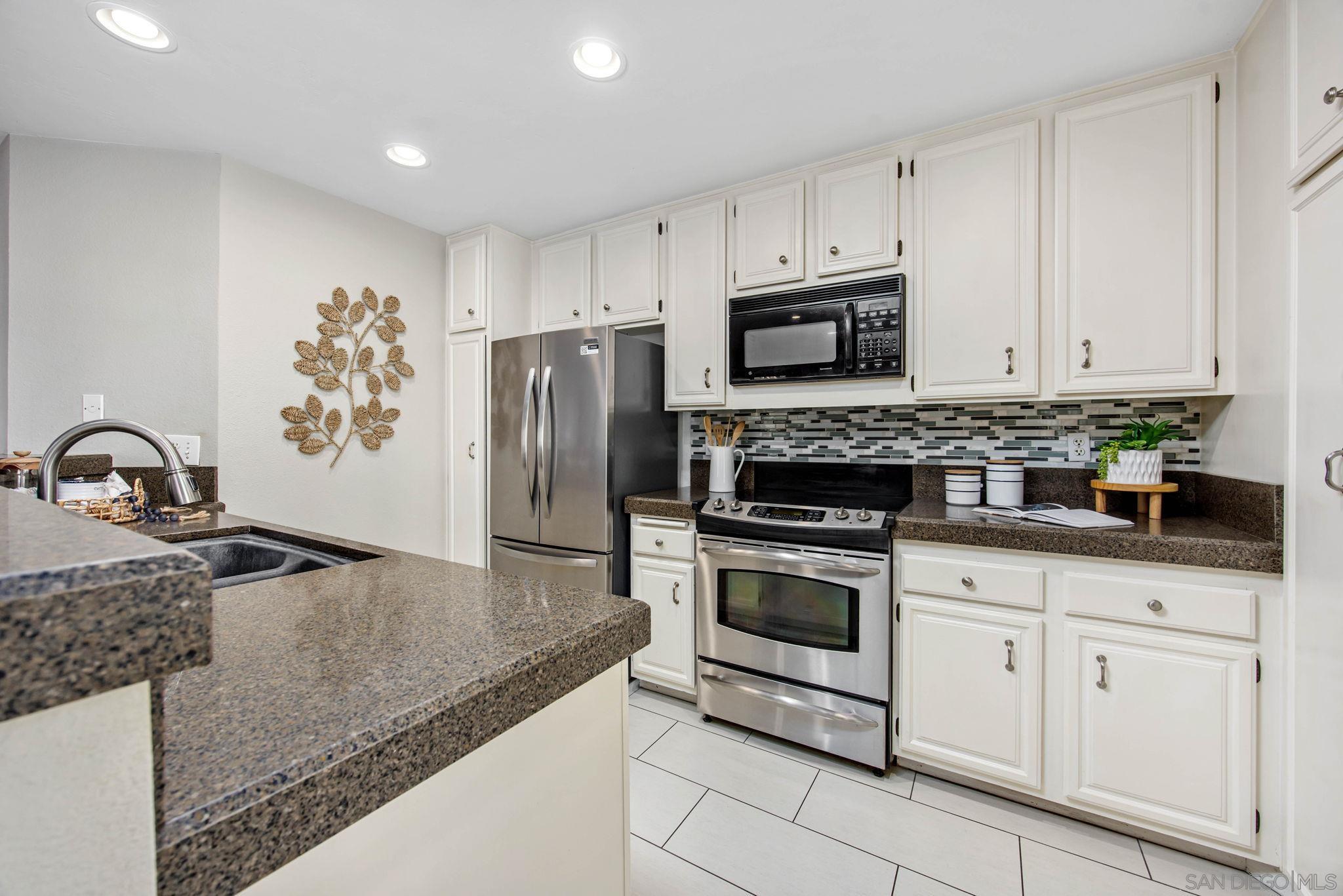 Detail Gallery Image 6 of 29 For 5970  Mission Center Rd  a,  San Diego,  CA 92123 - 2 Beds | 2/1 Baths