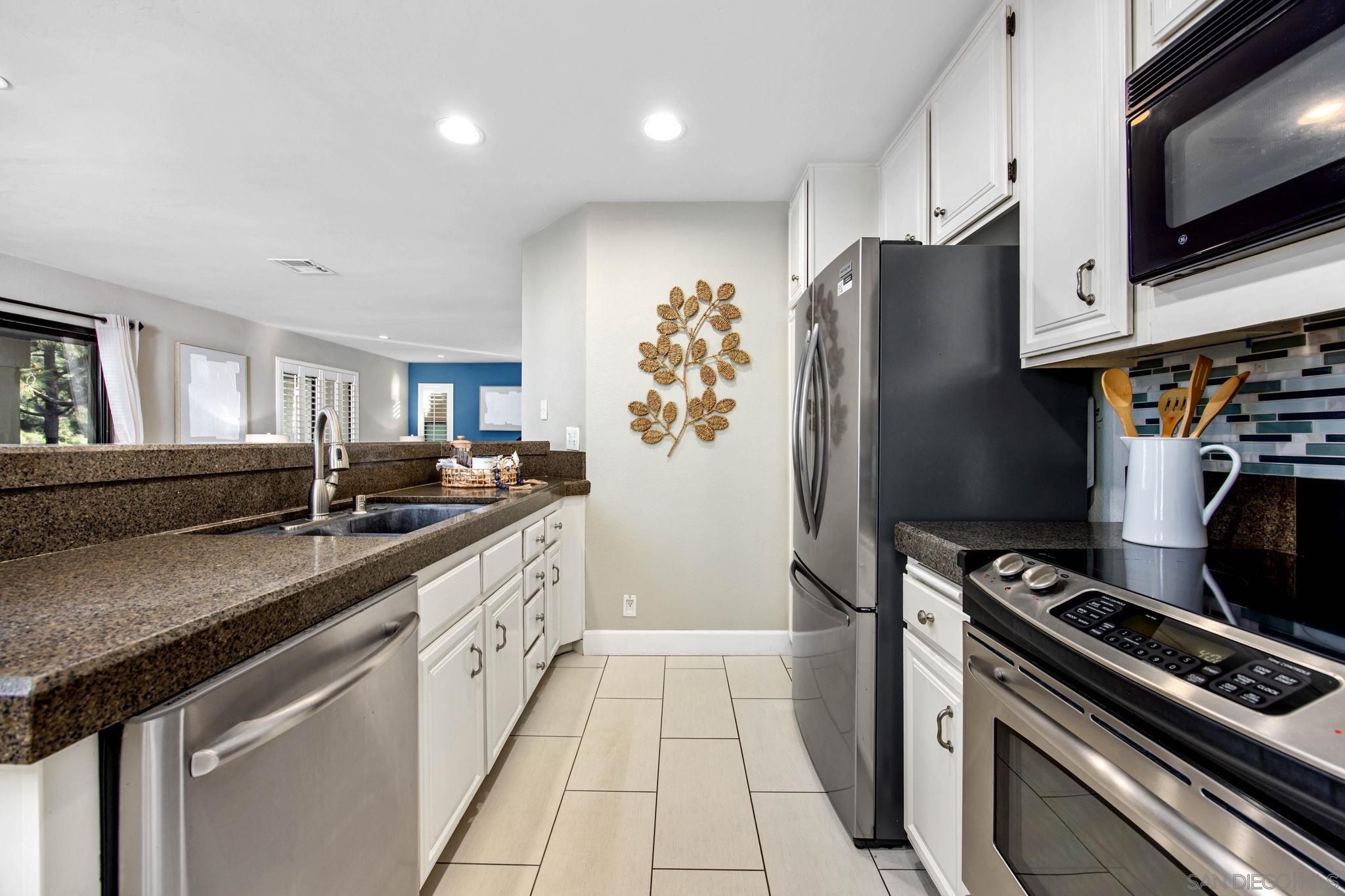 Detail Gallery Image 7 of 29 For 5970  Mission Center Rd  a,  San Diego,  CA 92123 - 2 Beds | 2/1 Baths