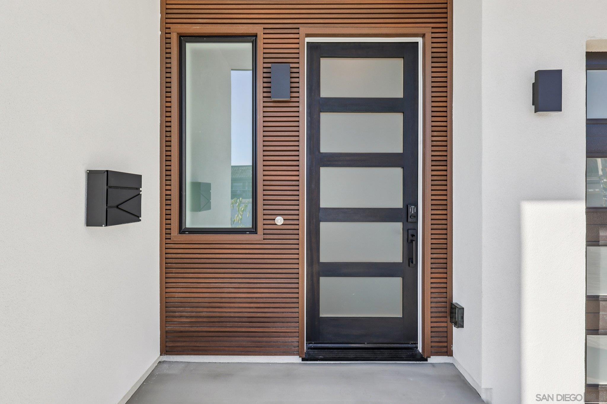 Detail Gallery Image 4 of 54 For 1860  Illion, San Diego,  CA 92110 - 4 Beds | 3/1 Baths