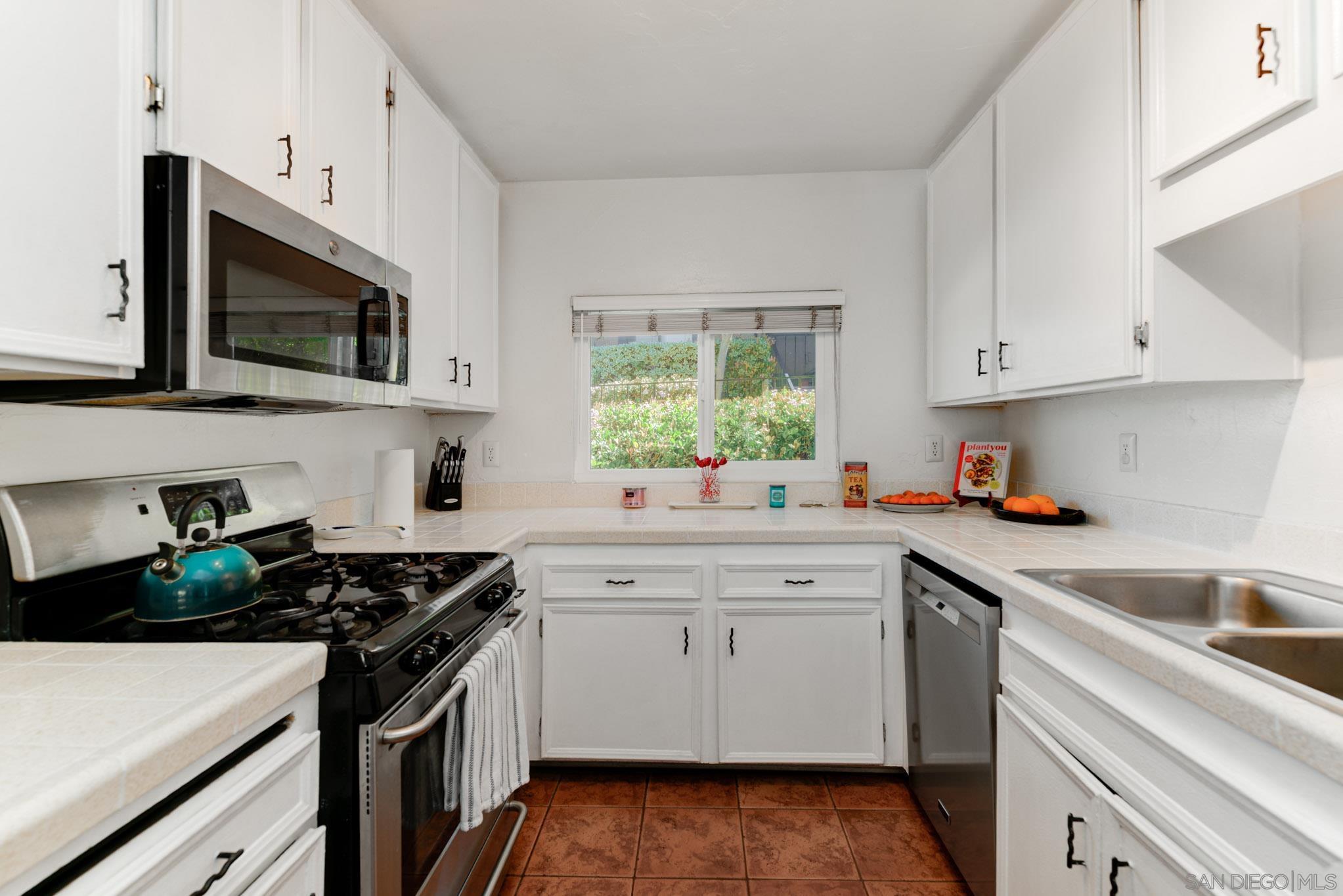 Detail Gallery Image 2 of 25 For 10790  Riderwood Ter  #D,  Santee,  CA 92071 - 3 Beds | 2/1 Baths