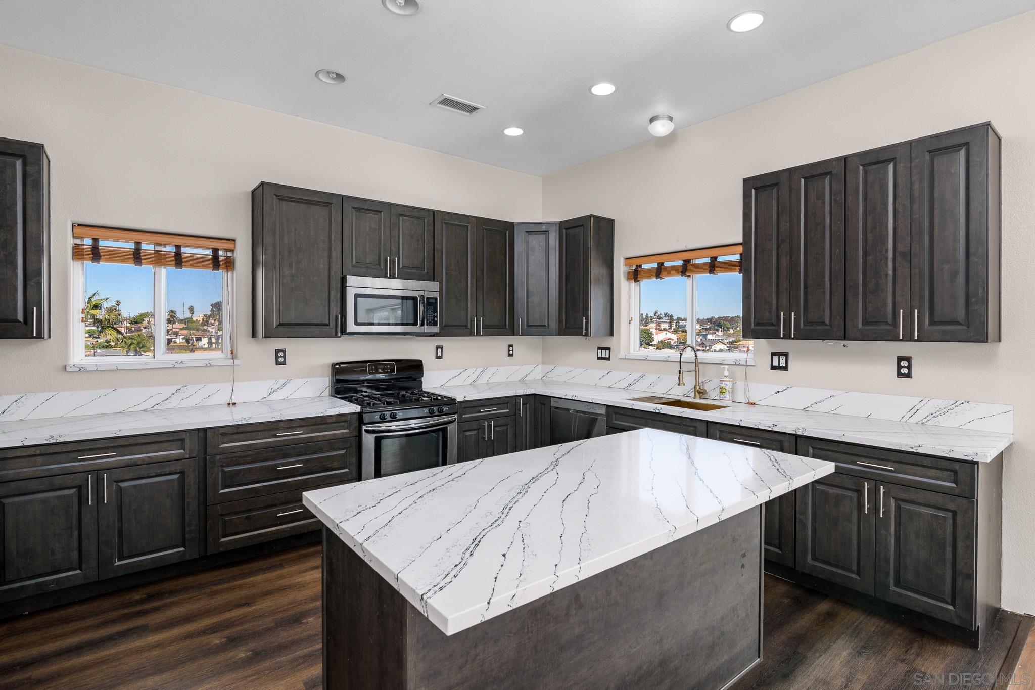 Detail Gallery Image 2 of 40 For 4150  Marine View Ave, San Diego,  CA 92113 - 3 Beds | 2/1 Baths