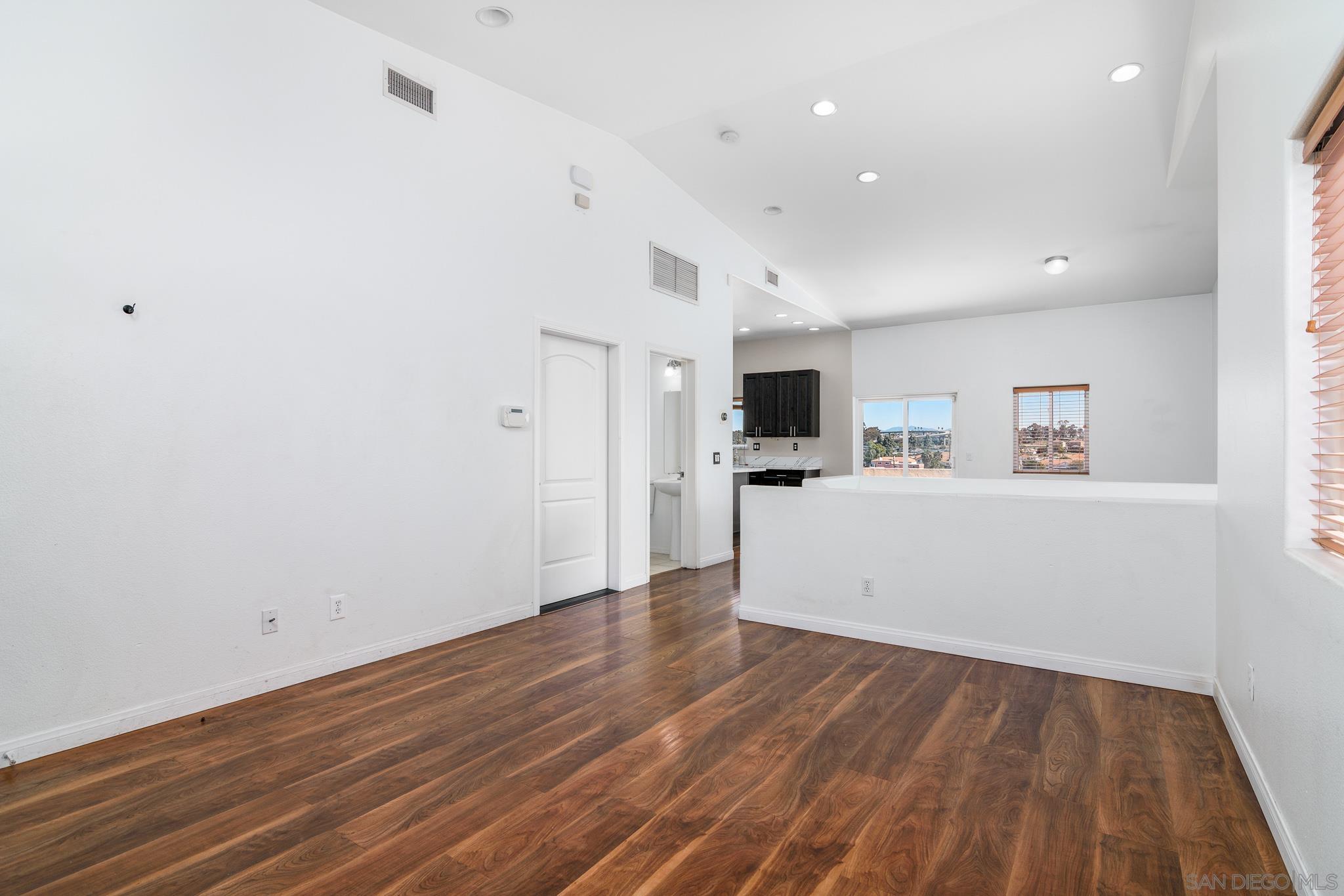 Detail Gallery Image 13 of 40 For 4150  Marine View Ave, San Diego,  CA 92113 - 3 Beds | 2/1 Baths