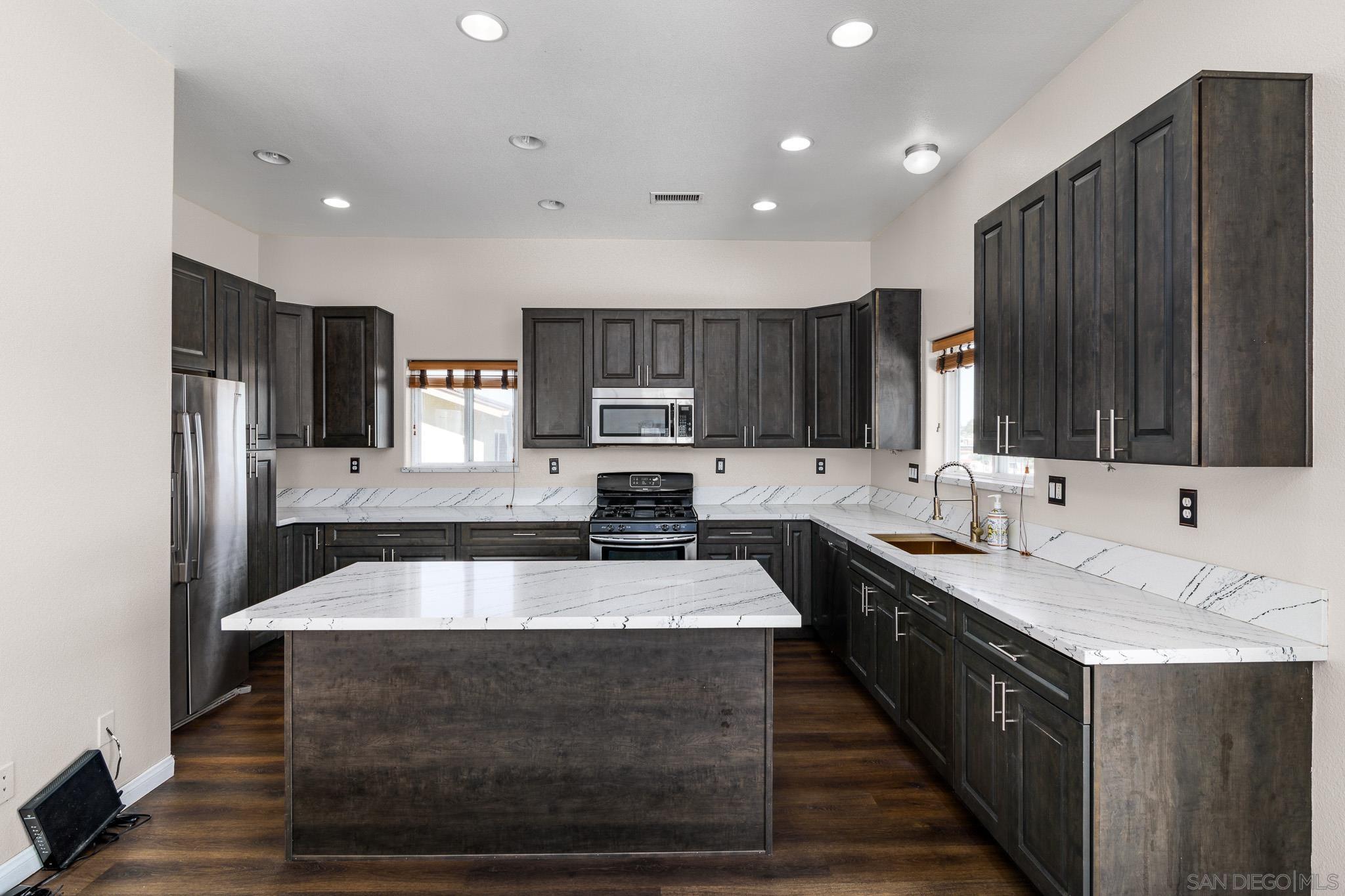 Detail Gallery Image 5 of 40 For 4150  Marine View Ave, San Diego,  CA 92113 - 3 Beds | 2/1 Baths