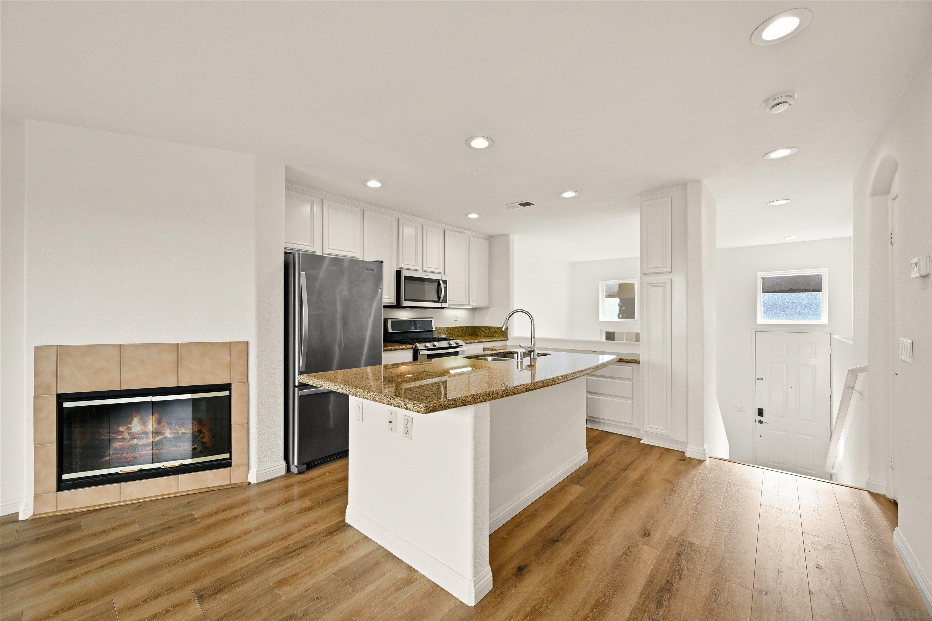 Detail Gallery Image 3 of 26 For 3770  Mykonos Ln  #77,  San Diego,  CA 92130 - 2 Beds | 2/1 Baths