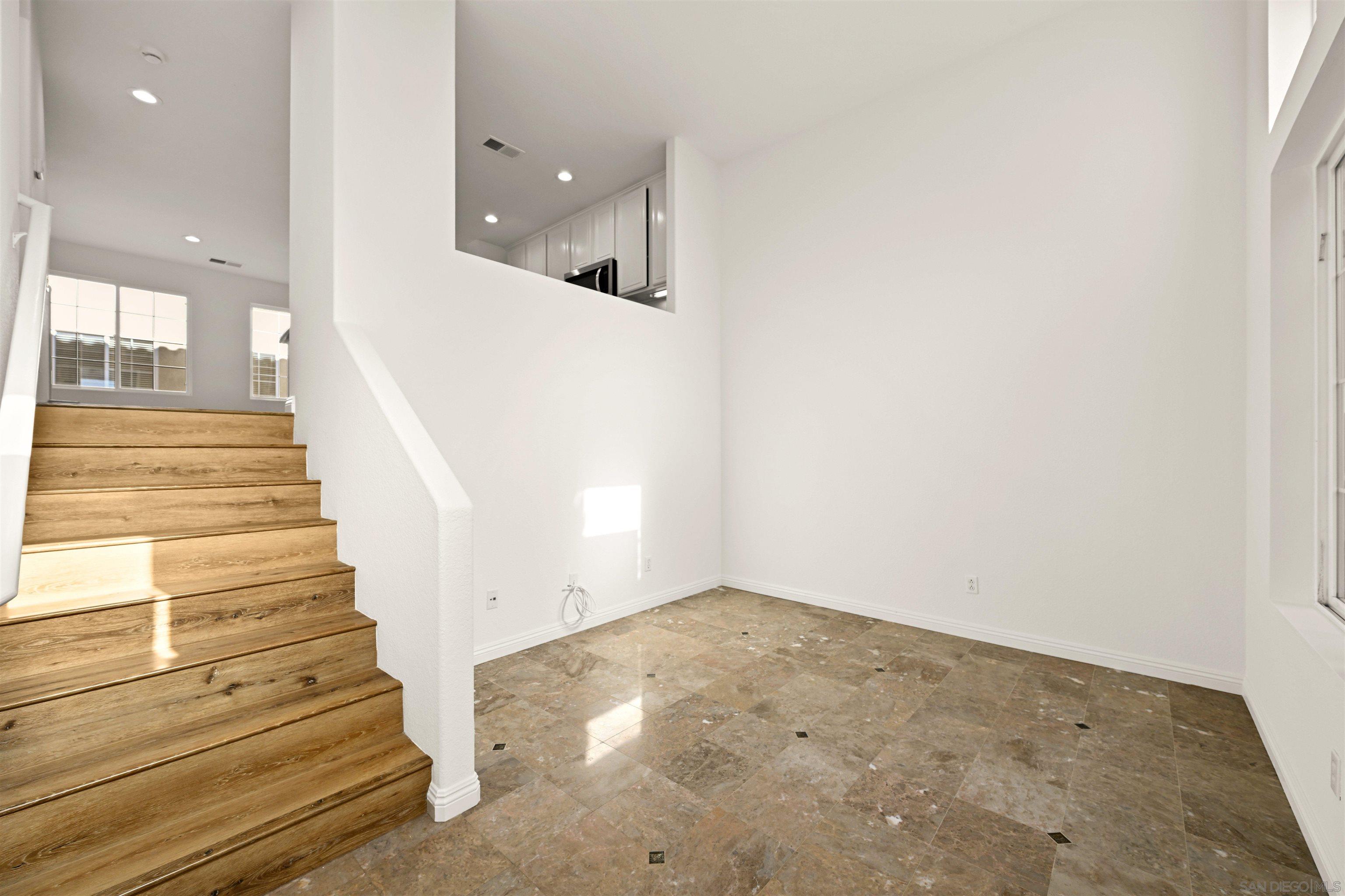 Detail Gallery Image 5 of 26 For 3770  Mykonos Ln  #77,  San Diego,  CA 92130 - 2 Beds | 2/1 Baths