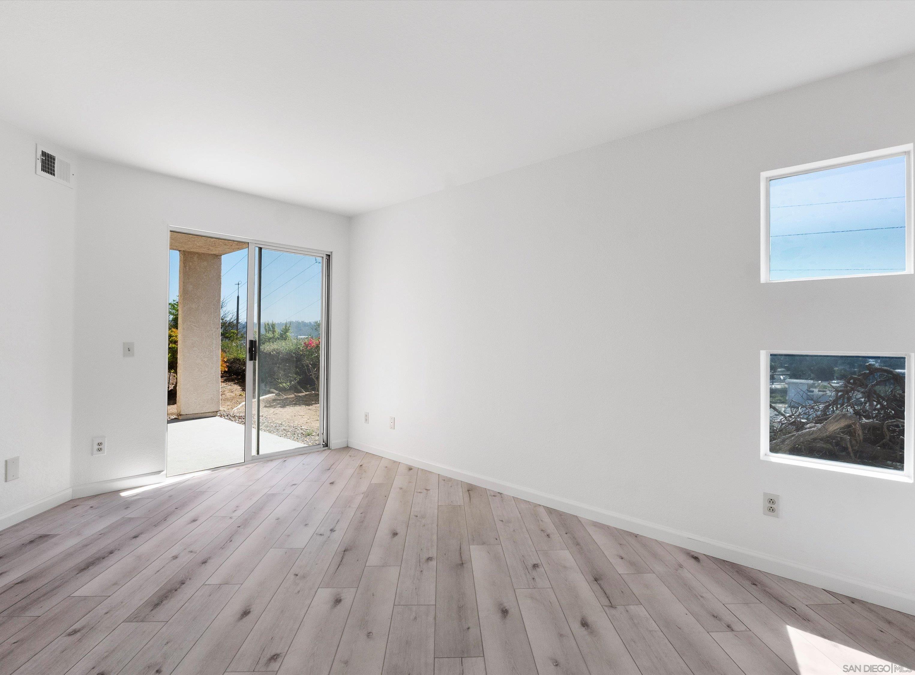 Detail Gallery Image 4 of 40 For 7087  Camino Degrazia  #141,  San Diego,  CA 92111 - 3 Beds | 2 Baths