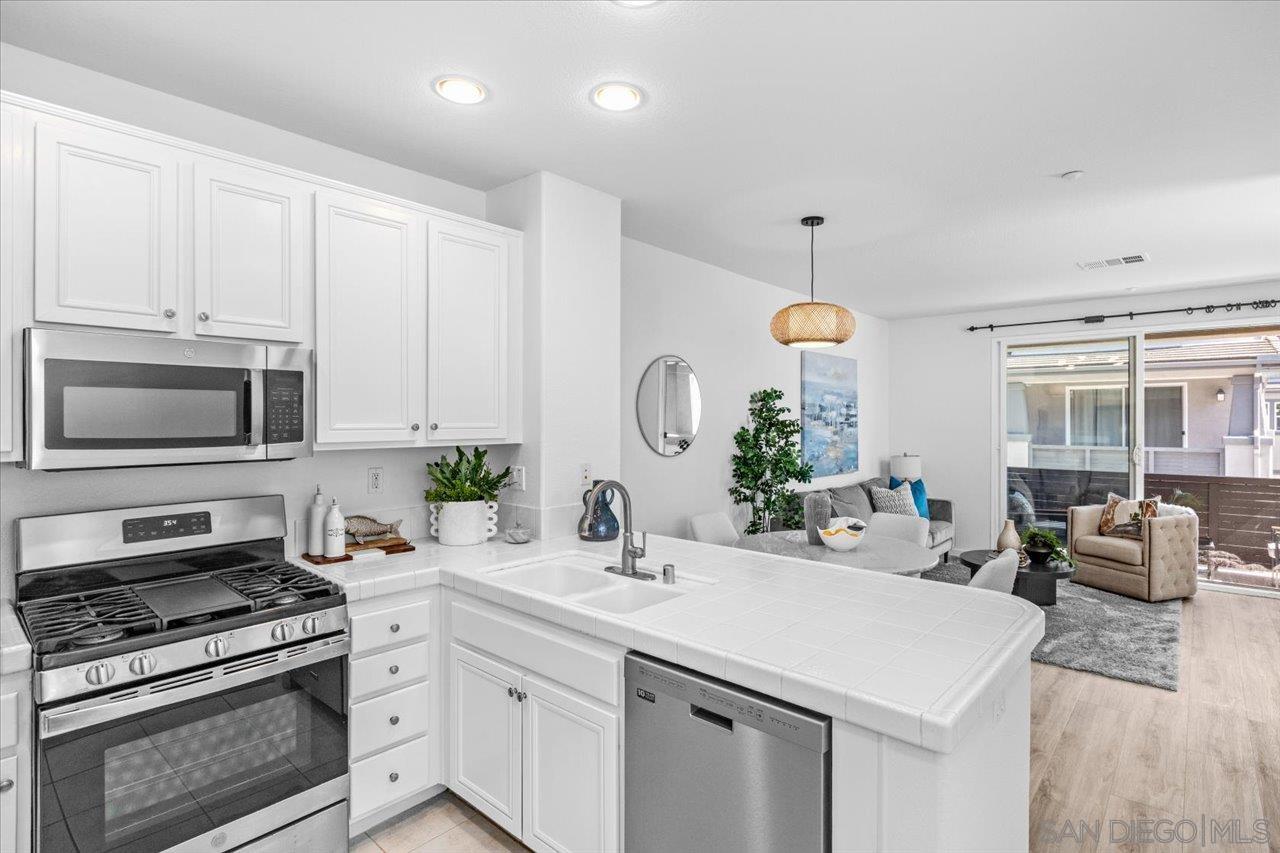 Detail Gallery Image 2 of 27 For 16910  Bixby St  #1,  San Diego,  CA 92127 - 3 Beds | 3 Baths