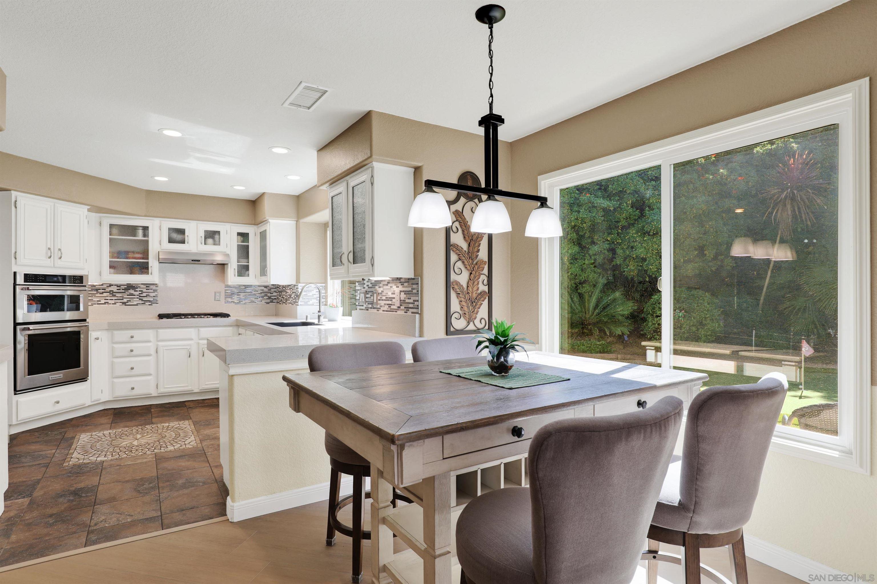 Detail Gallery Image 12 of 35 For 1361  Gilmore Place, Escondido,  CA 92026 - 4 Beds | 2/1 Baths