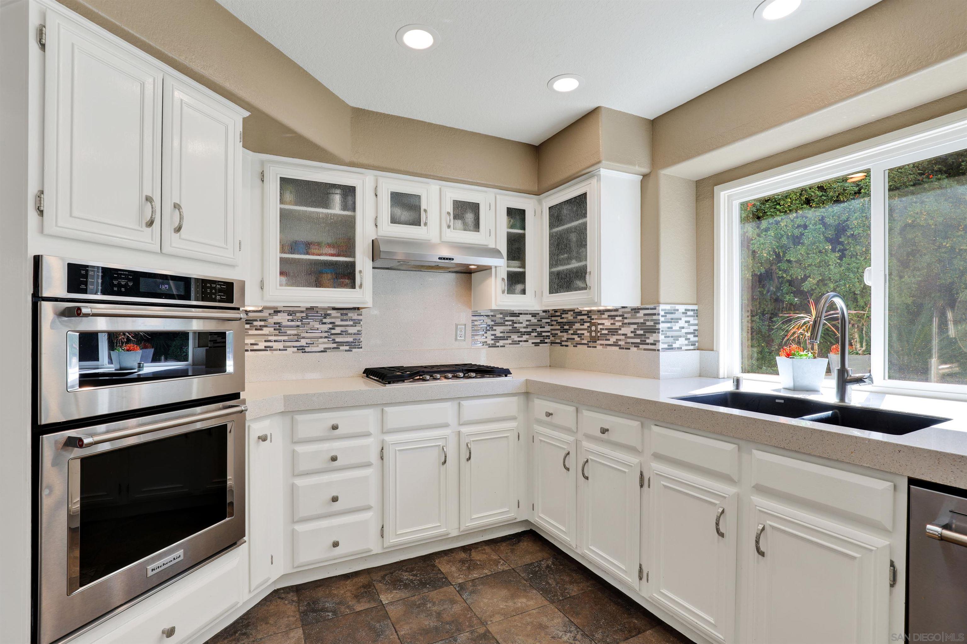 Detail Gallery Image 9 of 35 For 1361  Gilmore Place, Escondido,  CA 92026 - 4 Beds | 2/1 Baths