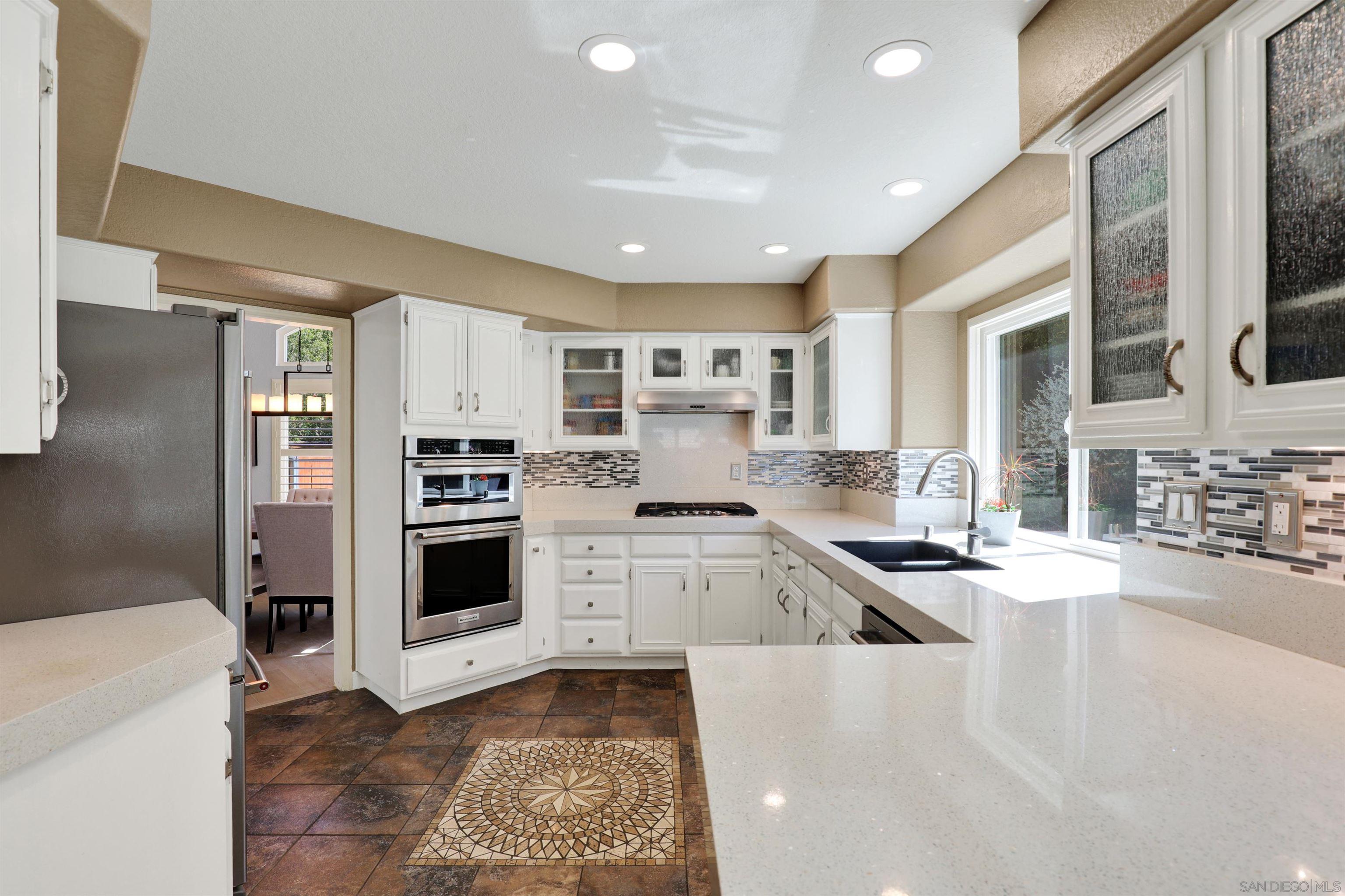 Detail Gallery Image 10 of 35 For 1361  Gilmore Place, Escondido,  CA 92026 - 4 Beds | 2/1 Baths