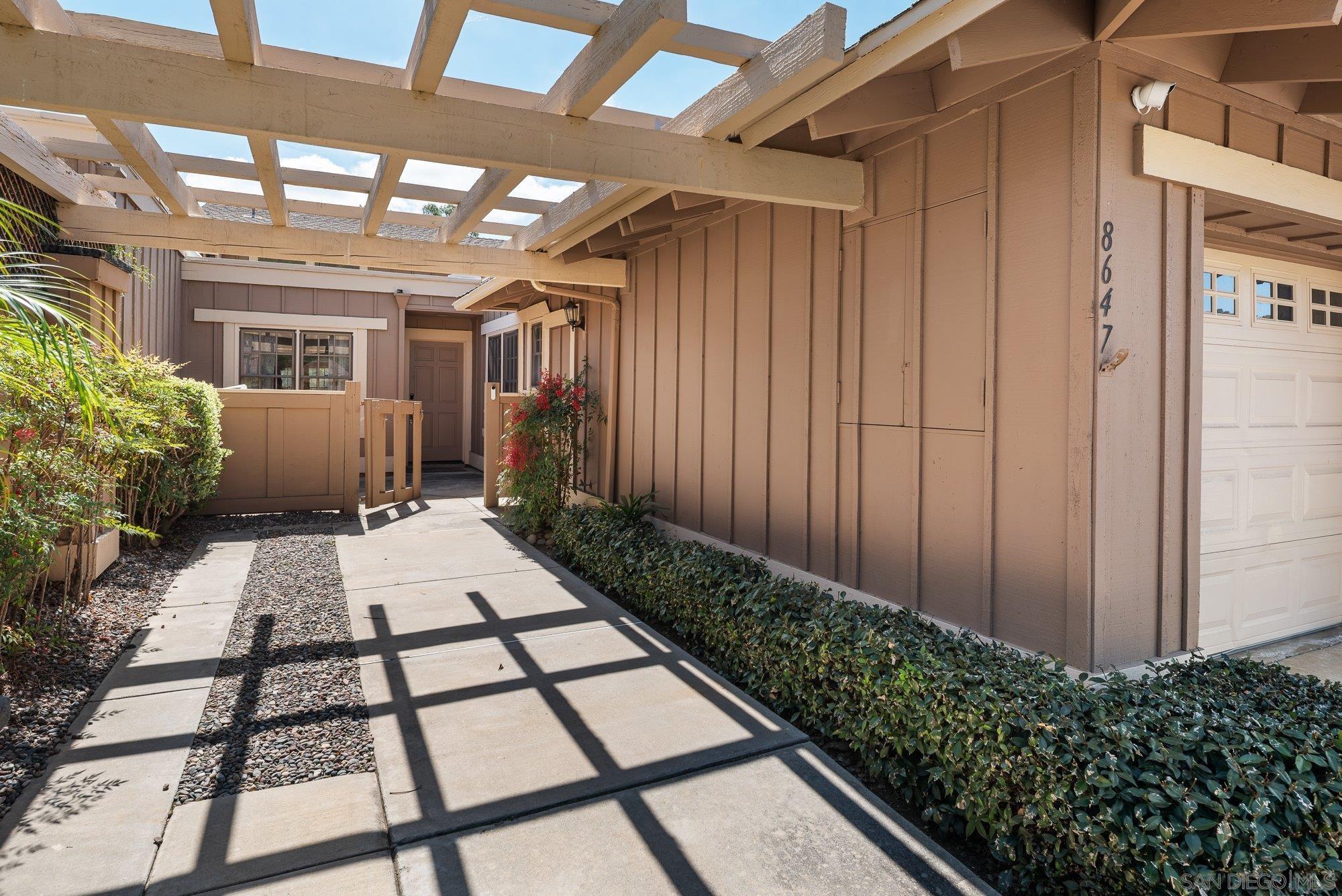 Detail Gallery Image 4 of 39 For 8647  Circle R Valley Ln, Escondido,  CA 92026 - 2 Beds | 2 Baths