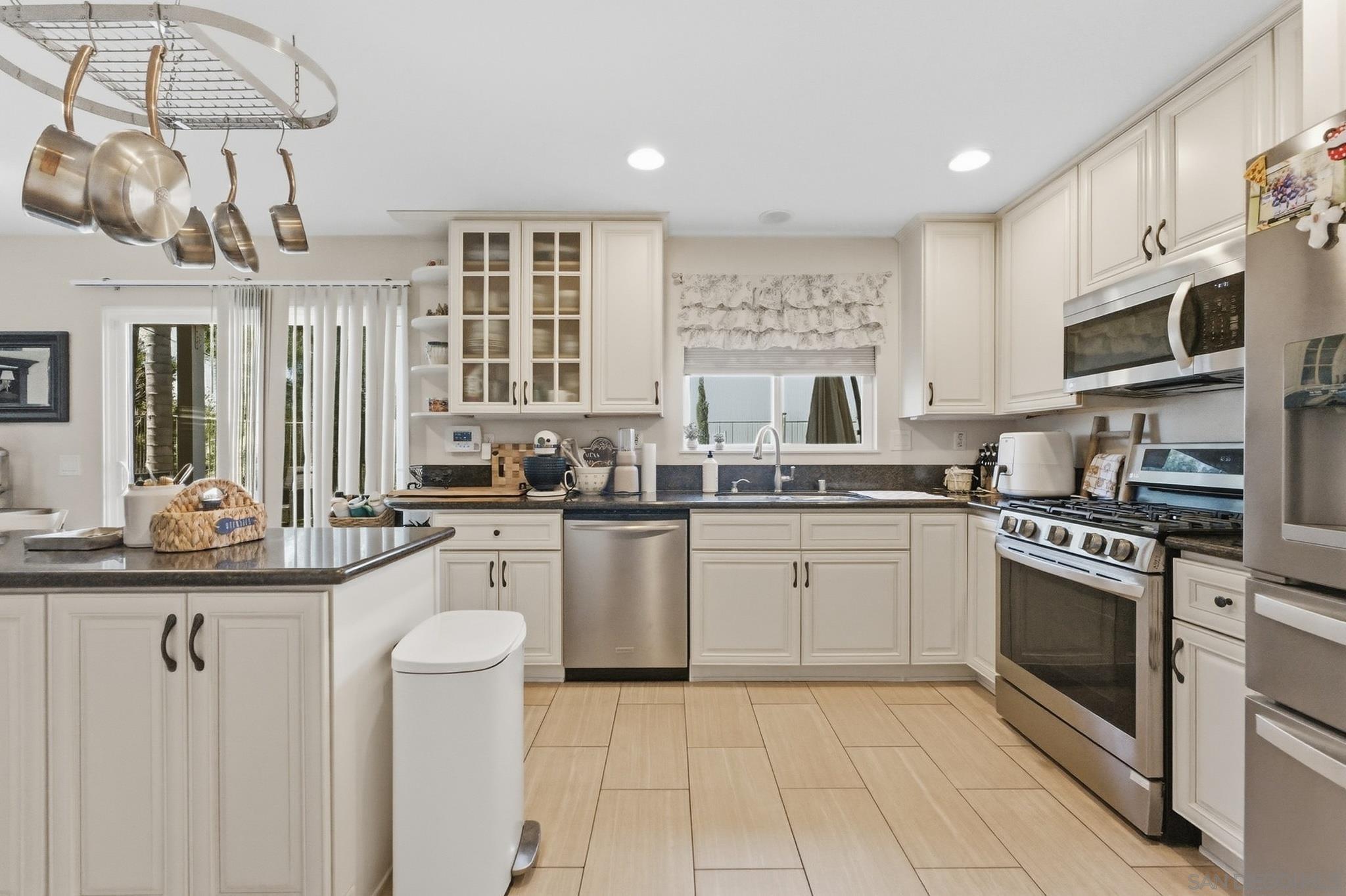 Detail Gallery Image 6 of 36 For 5630  Vista San Juanico, San Diego,  CA 92154 - 4 Beds | 2/1 Baths