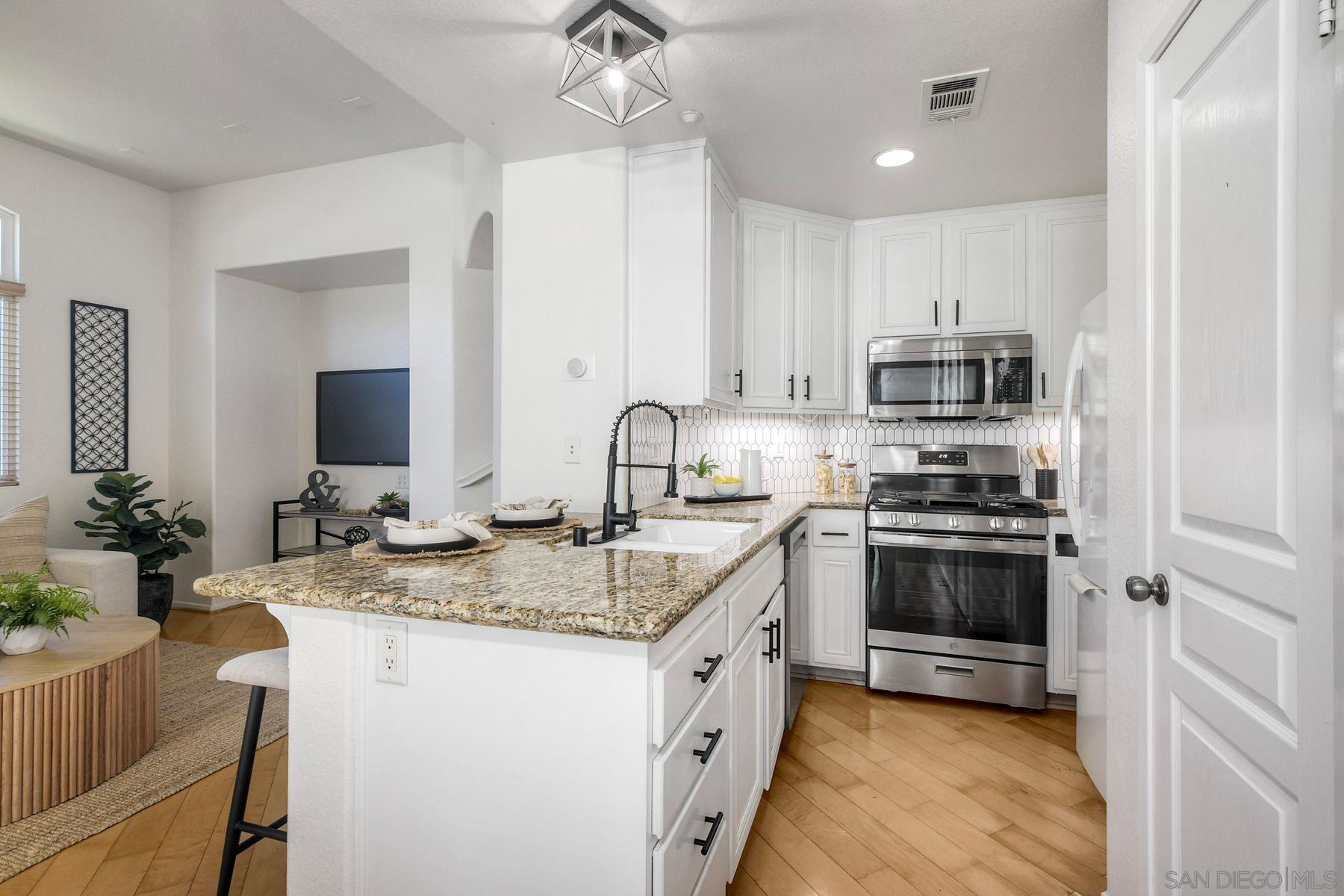 Detail Gallery Image 8 of 28 For 598  Almond Rd, San Marcos,  CA 92078 - 3 Beds | 3 Baths