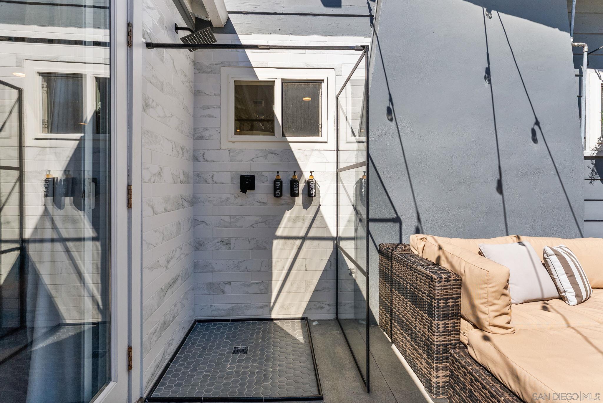 Detail Gallery Image 17 of 60 For 4736-38  Kensington Drive, San Diego,  CA 92116 - 4 Beds | 3/1 Baths