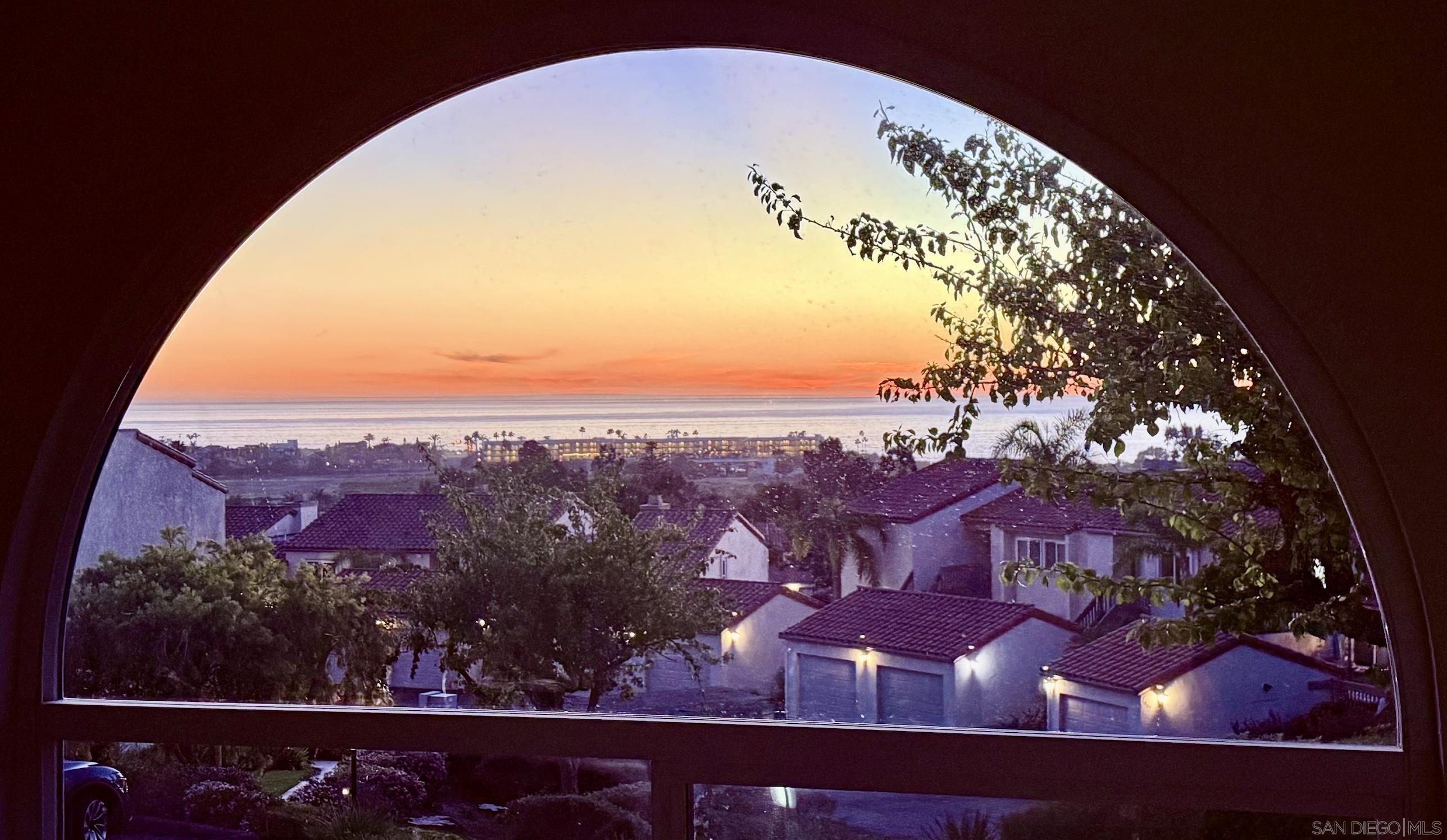 Detail Gallery Image 3 of 32 For 6677  Paseo Del Norte  #F,  Carlsbad,  CA 92011 - 2 Beds | 2 Baths