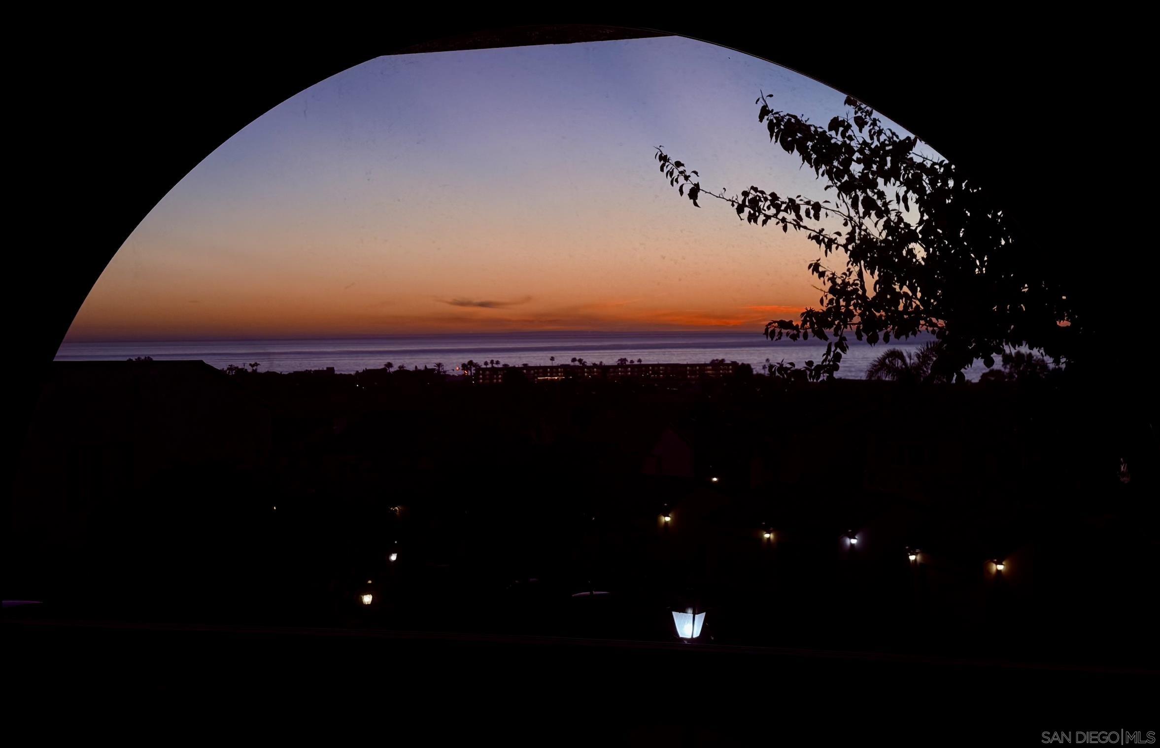 Detail Gallery Image 4 of 9 For 6677  Paseo Del Norte  #F,  Carlsbad,  CA 92011 - 2 Beds | 2 Baths