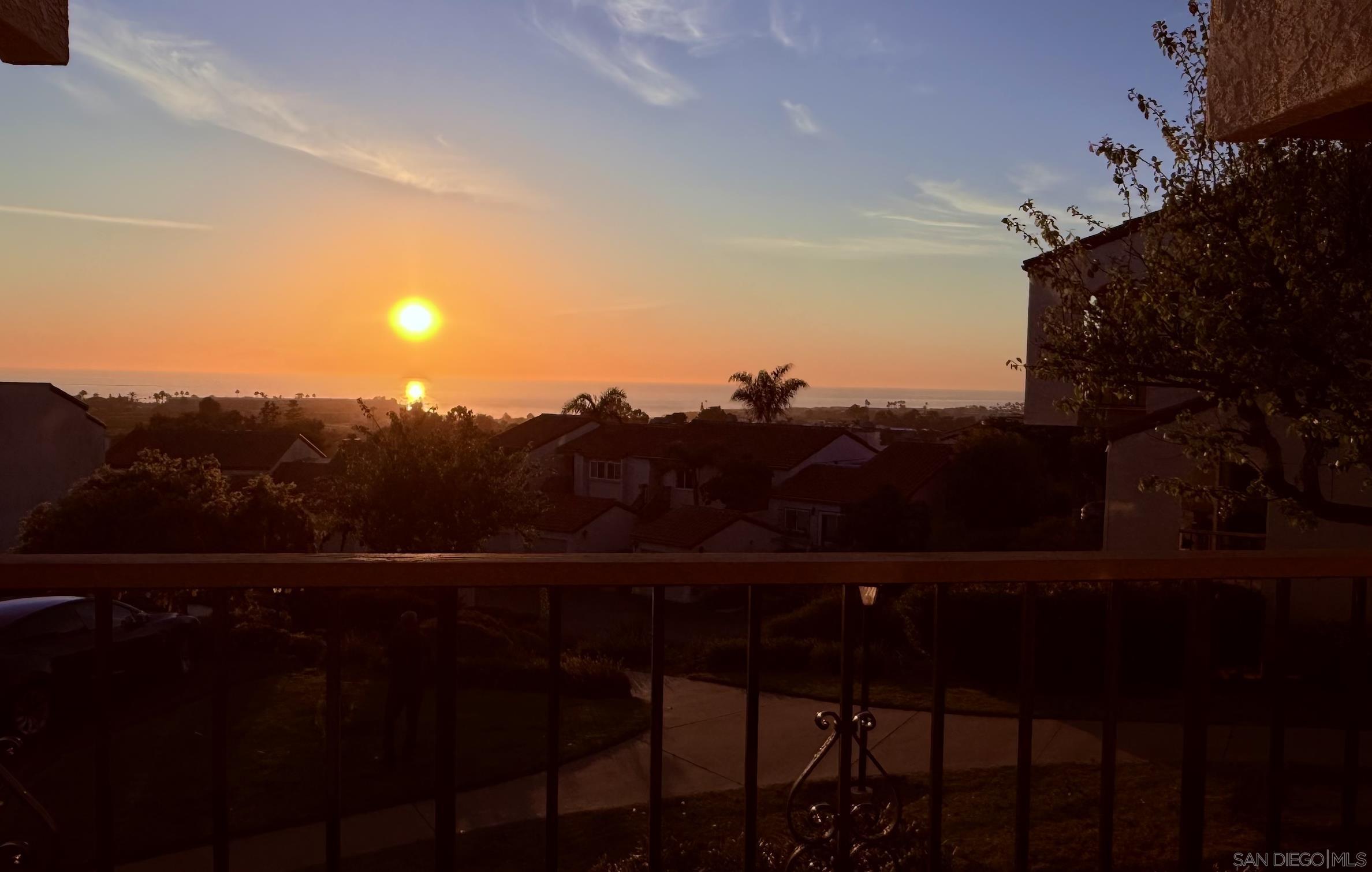 Detail Gallery Image 5 of 9 For 6677  Paseo Del Norte  #F,  Carlsbad,  CA 92011 - 2 Beds | 2 Baths