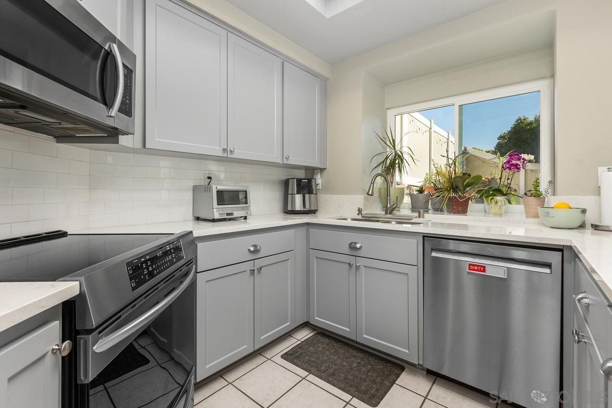 Detail Gallery Image 8 of 38 For 17926  Cassia Pl, San Diego,  CA 92127 - 3 Beds | 2/1 Baths