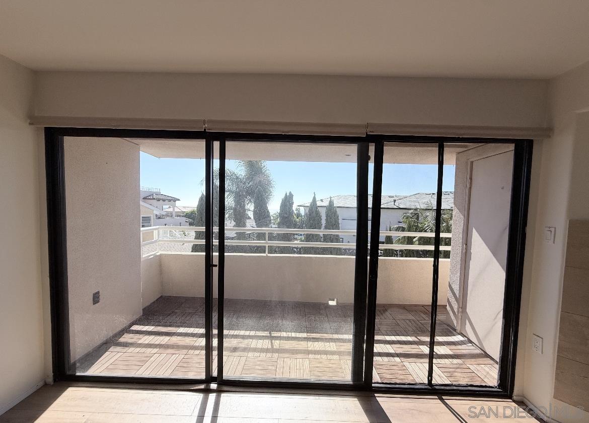 Detail Gallery Image 3 of 20 For 5726  La Jolla Blvd  207, La Jolla,  CA 92037 - 2 Beds | 2 Baths