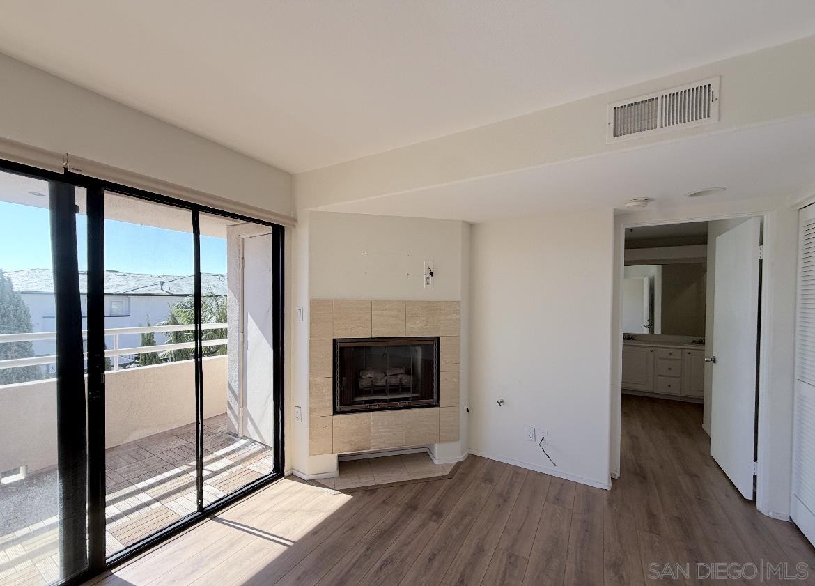 Detail Gallery Image 4 of 20 For 5726  La Jolla Blvd  207, La Jolla,  CA 92037 - 2 Beds | 2 Baths