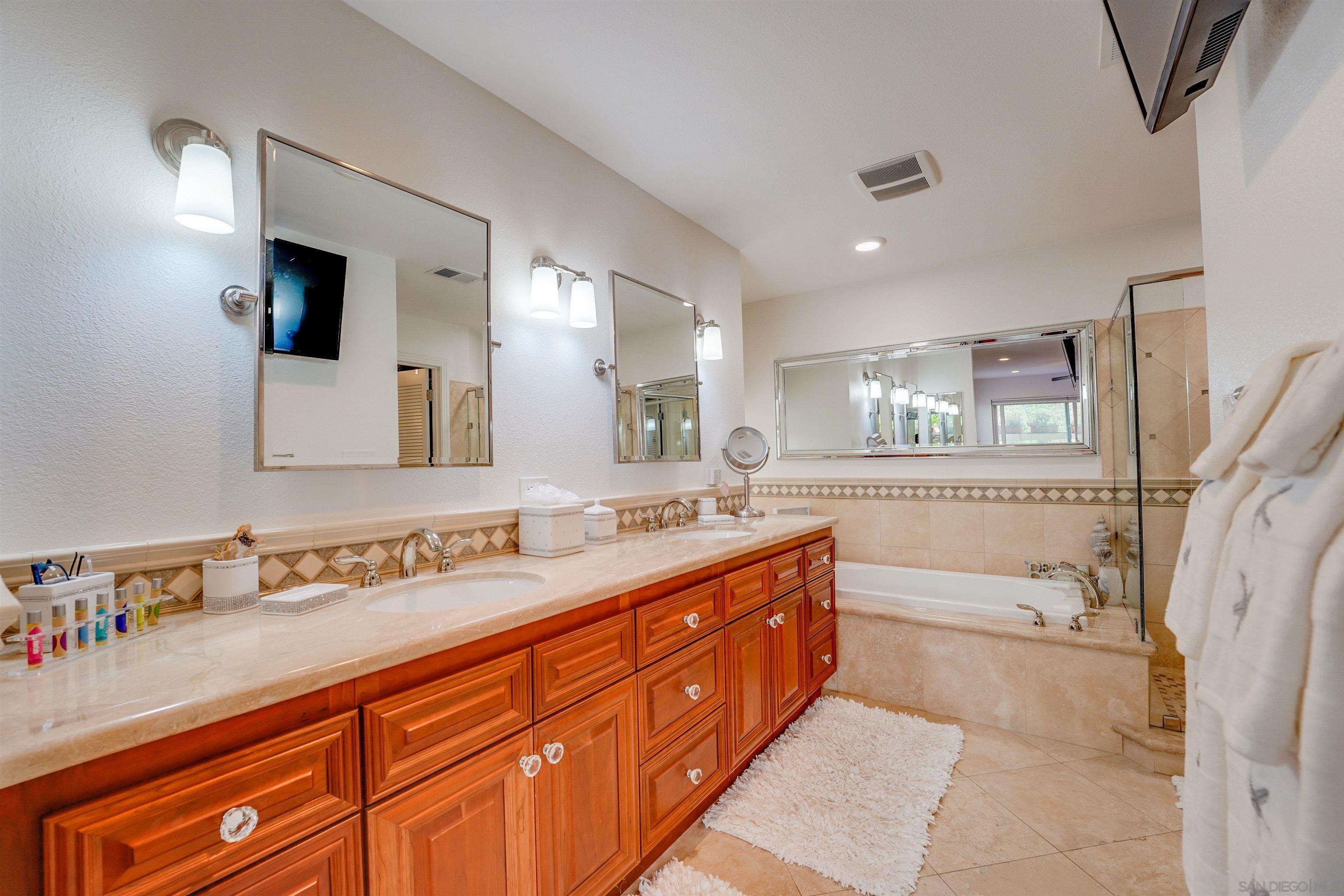 Detail Gallery Image 14 of 25 For 8121  Camino Del Sol  #101,  La Jolla,  CA 92037 - 3 Beds | 2 Baths