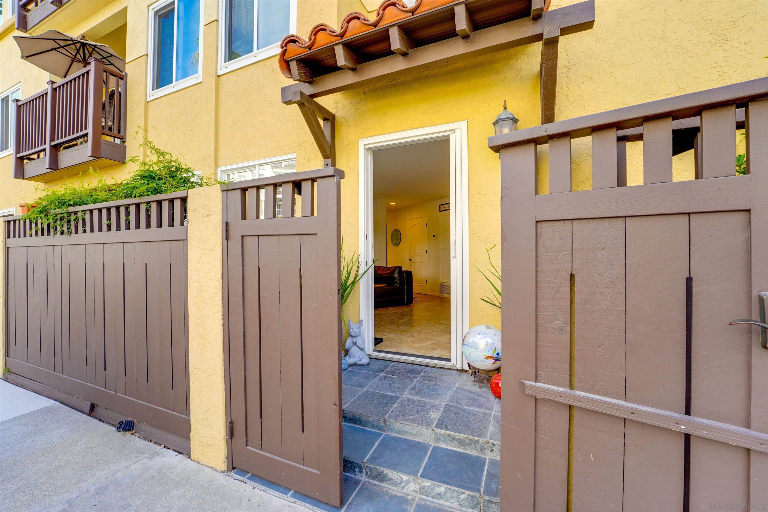 Detail Gallery Image 3 of 25 For 8121  Camino Del Sol  #101,  La Jolla,  CA 92037 - 3 Beds | 2 Baths
