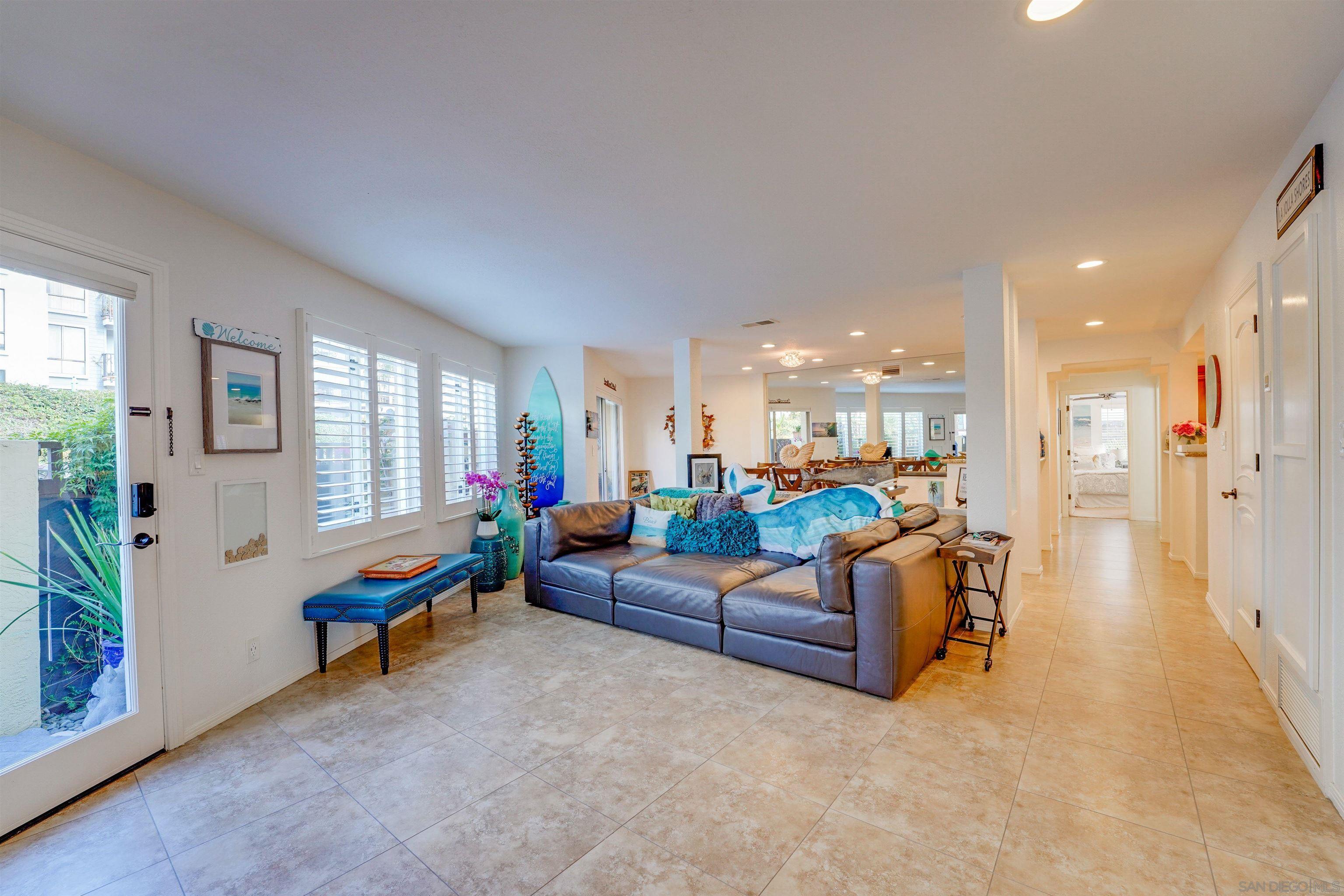 Detail Gallery Image 4 of 25 For 8121  Camino Del Sol  #101,  La Jolla,  CA 92037 - 3 Beds | 2 Baths