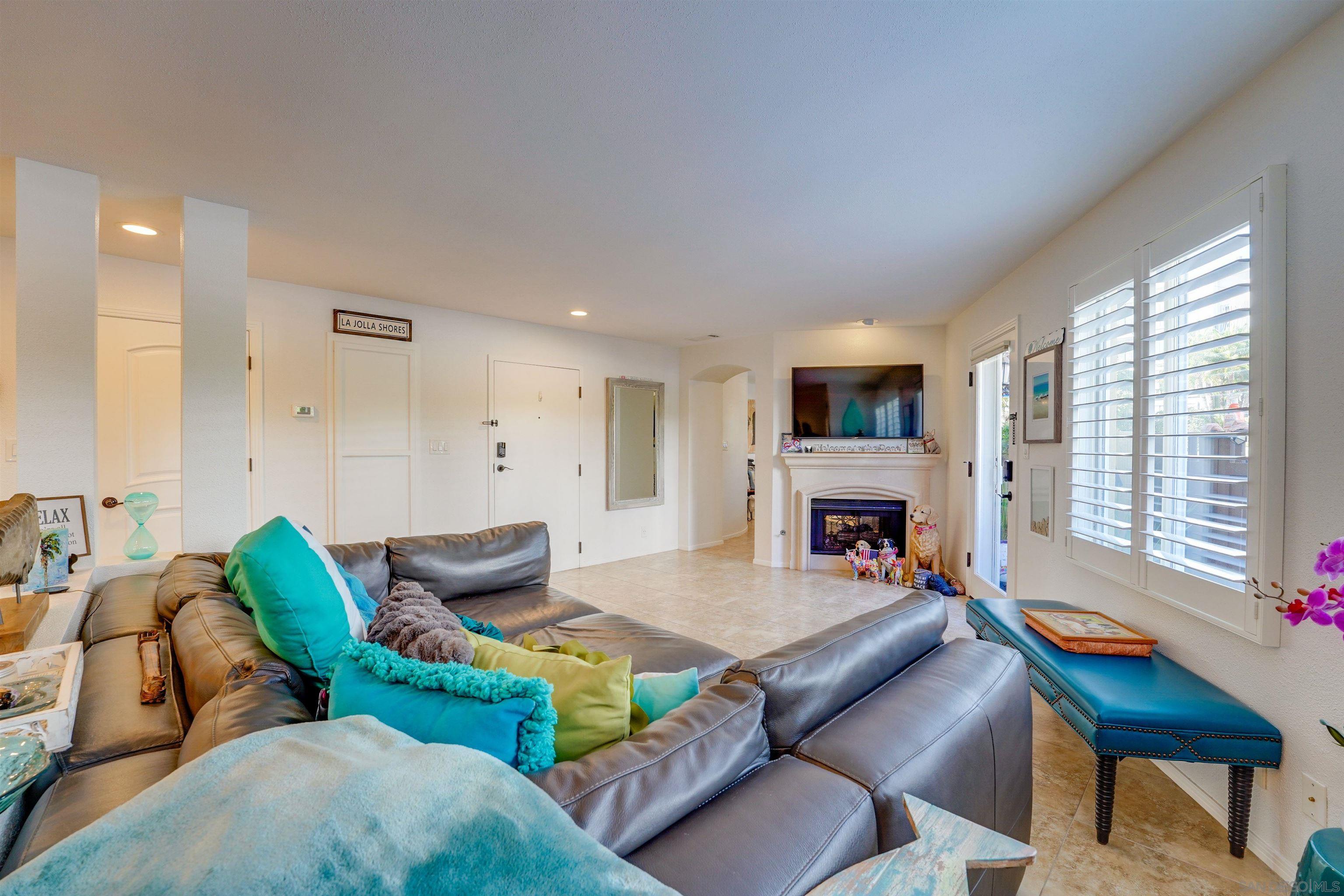 Detail Gallery Image 5 of 25 For 8121  Camino Del Sol  #101,  La Jolla,  CA 92037 - 3 Beds | 2 Baths