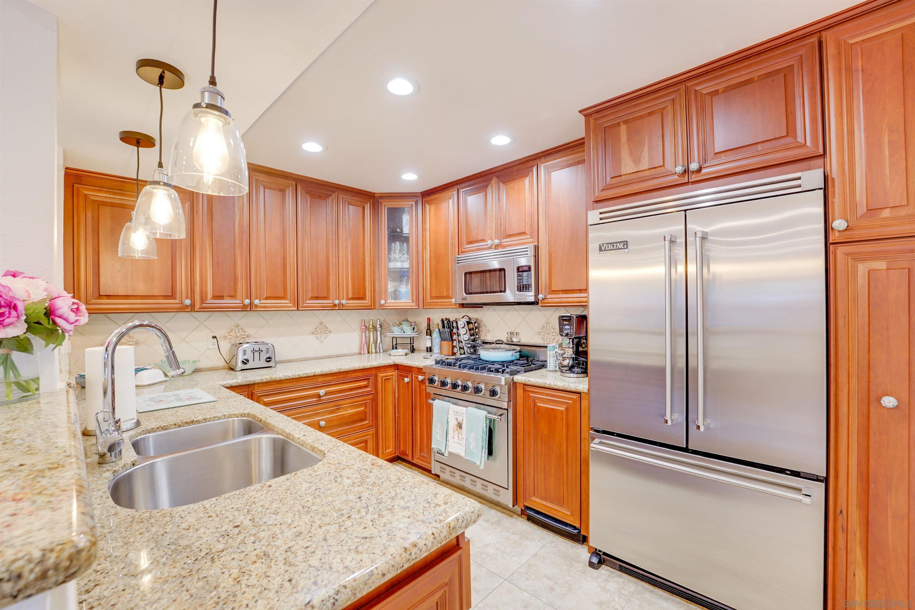 Detail Gallery Image 7 of 25 For 8121  Camino Del Sol  #101,  La Jolla,  CA 92037 - 3 Beds | 2 Baths