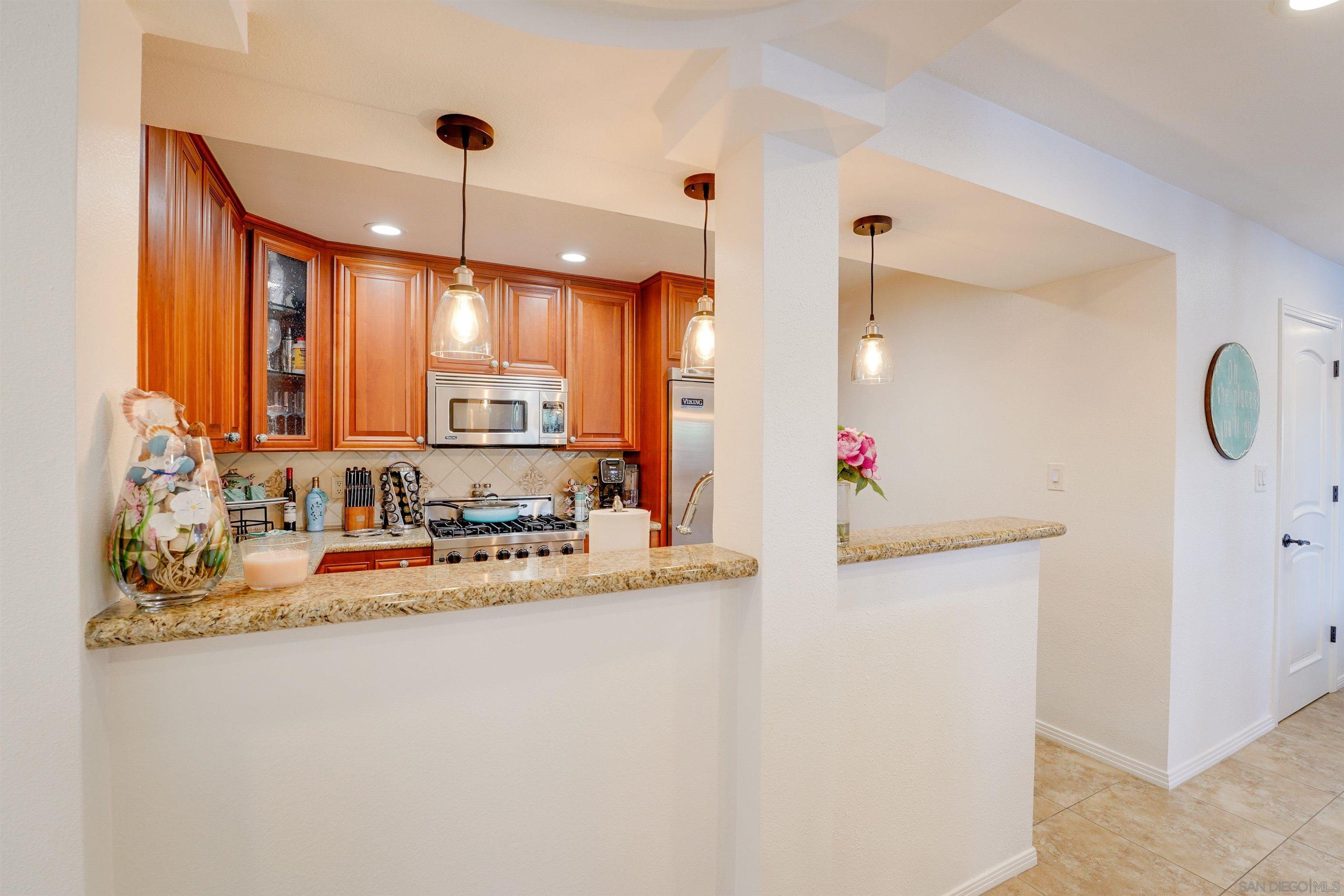 Detail Gallery Image 9 of 25 For 8121  Camino Del Sol  #101,  La Jolla,  CA 92037 - 3 Beds | 2 Baths