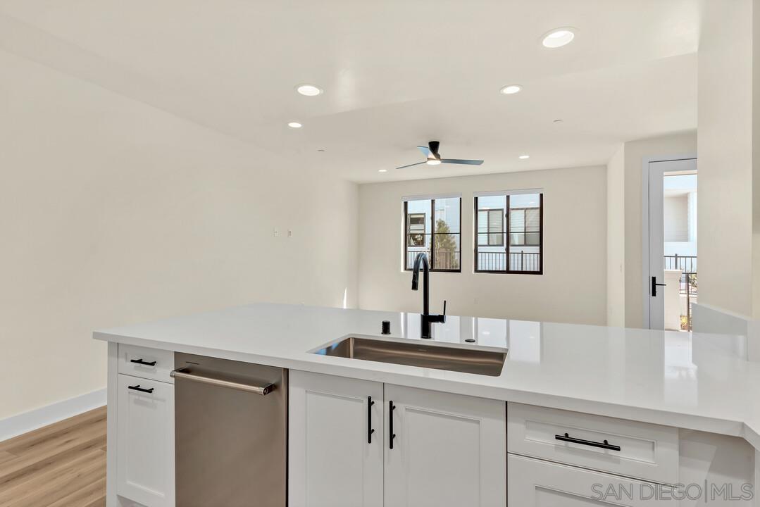 Detail Gallery Image 6 of 25 For 1103  Catania Dr  104, Encinitas,  CA 92024 - 2 Beds | 2 Baths